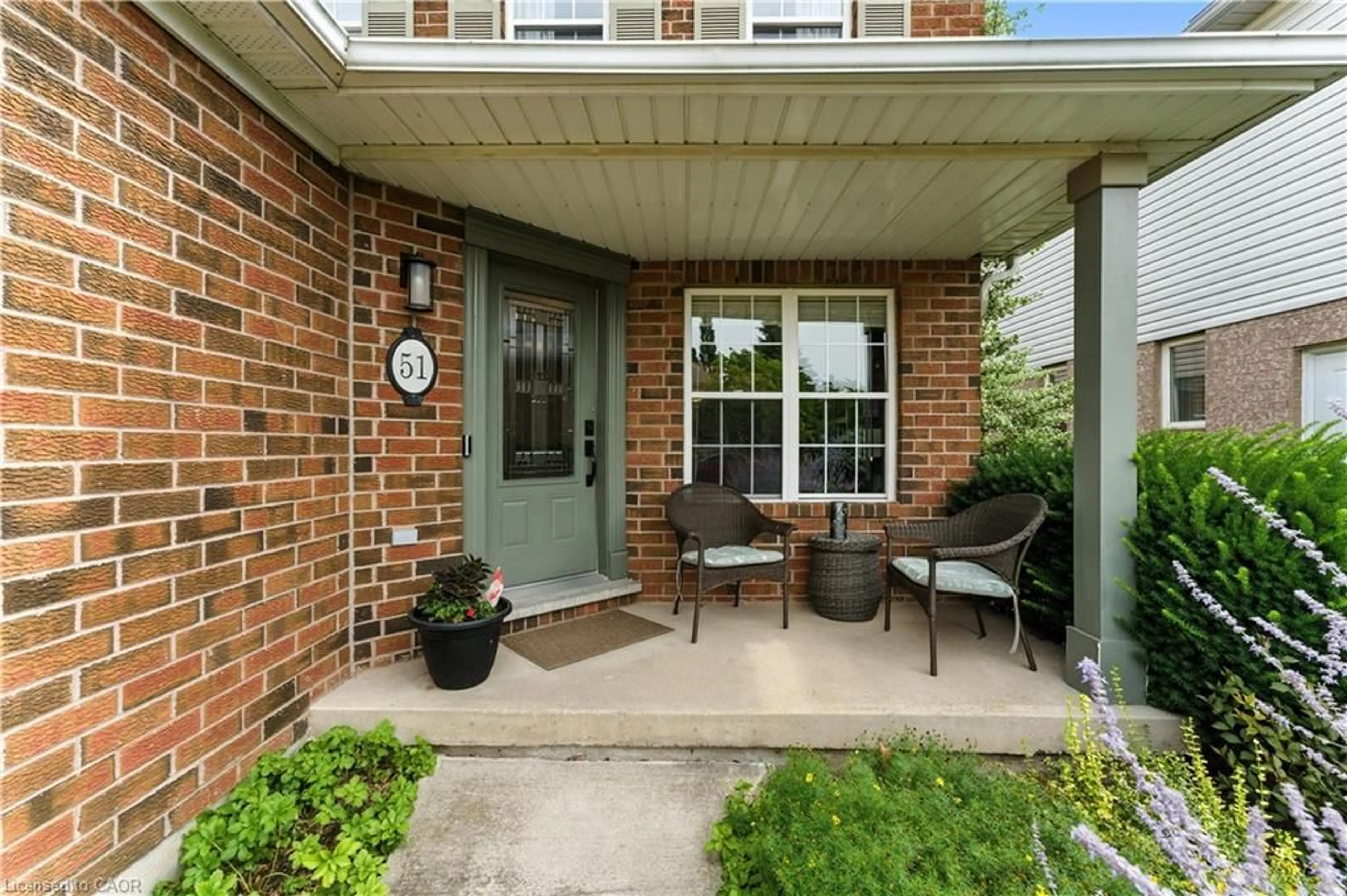 Patio, street for 51 Strathroy Cres, Waterdown Ontario L0R 2H5