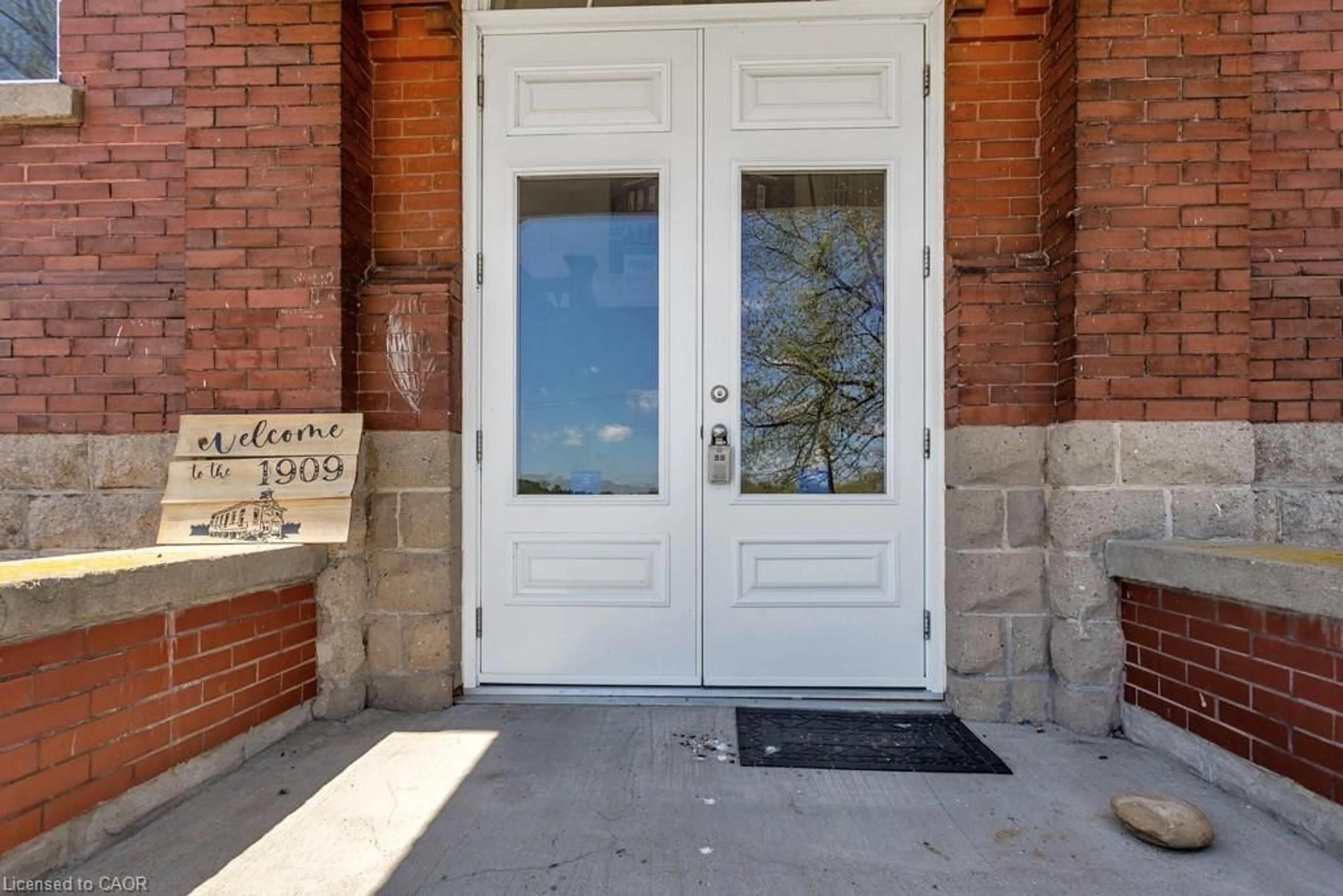 Indoor entryway for 5183 Trussler Rd, Ayr Ontario N0B 1E0