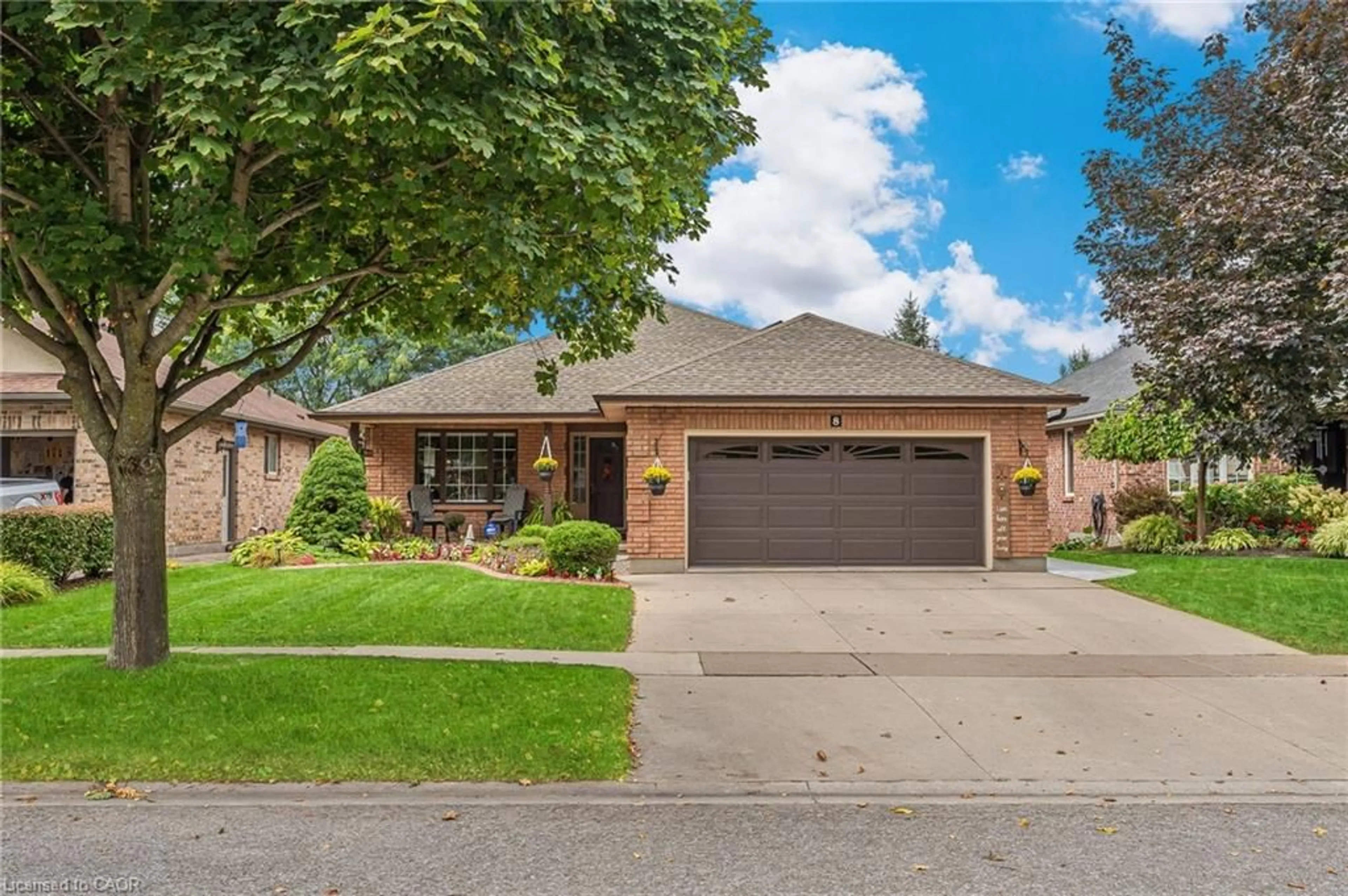 Home with brick exterior material, street for 8 Oakridge Blvd, Fonthill Ontario L3E 0R7