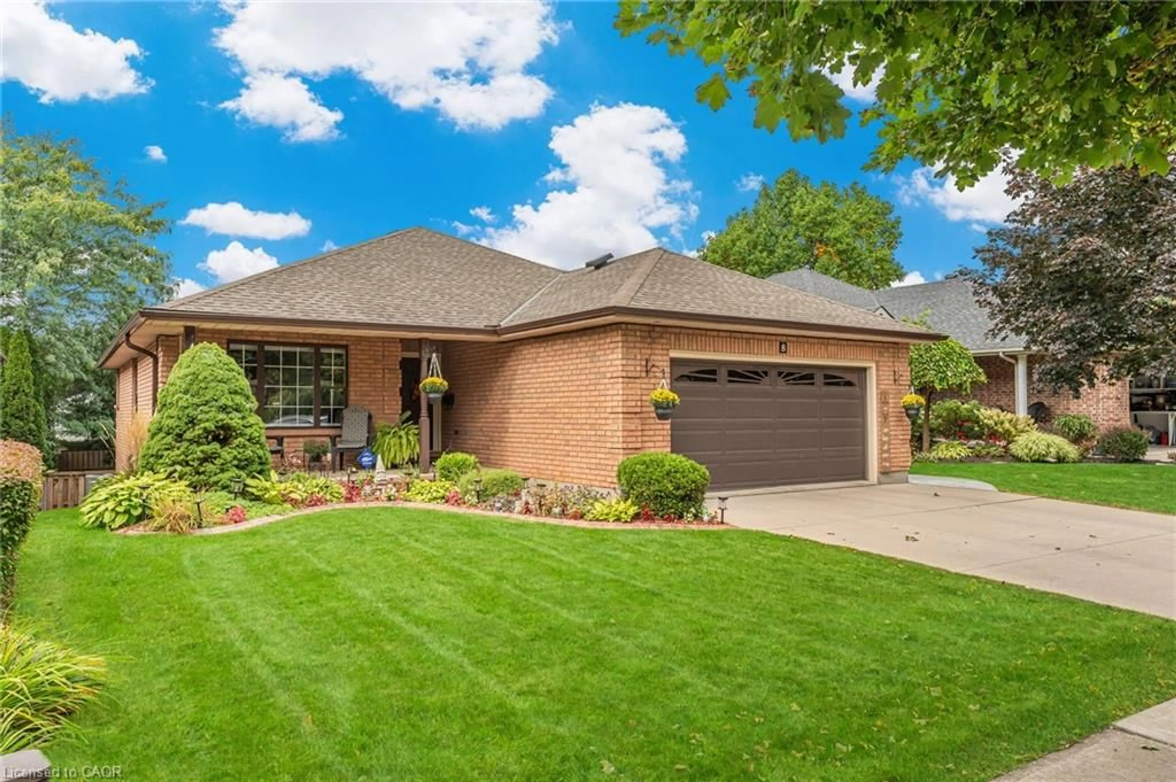 Home with brick exterior material, street for 8 Oakridge Blvd, Fonthill Ontario L3E 0R7