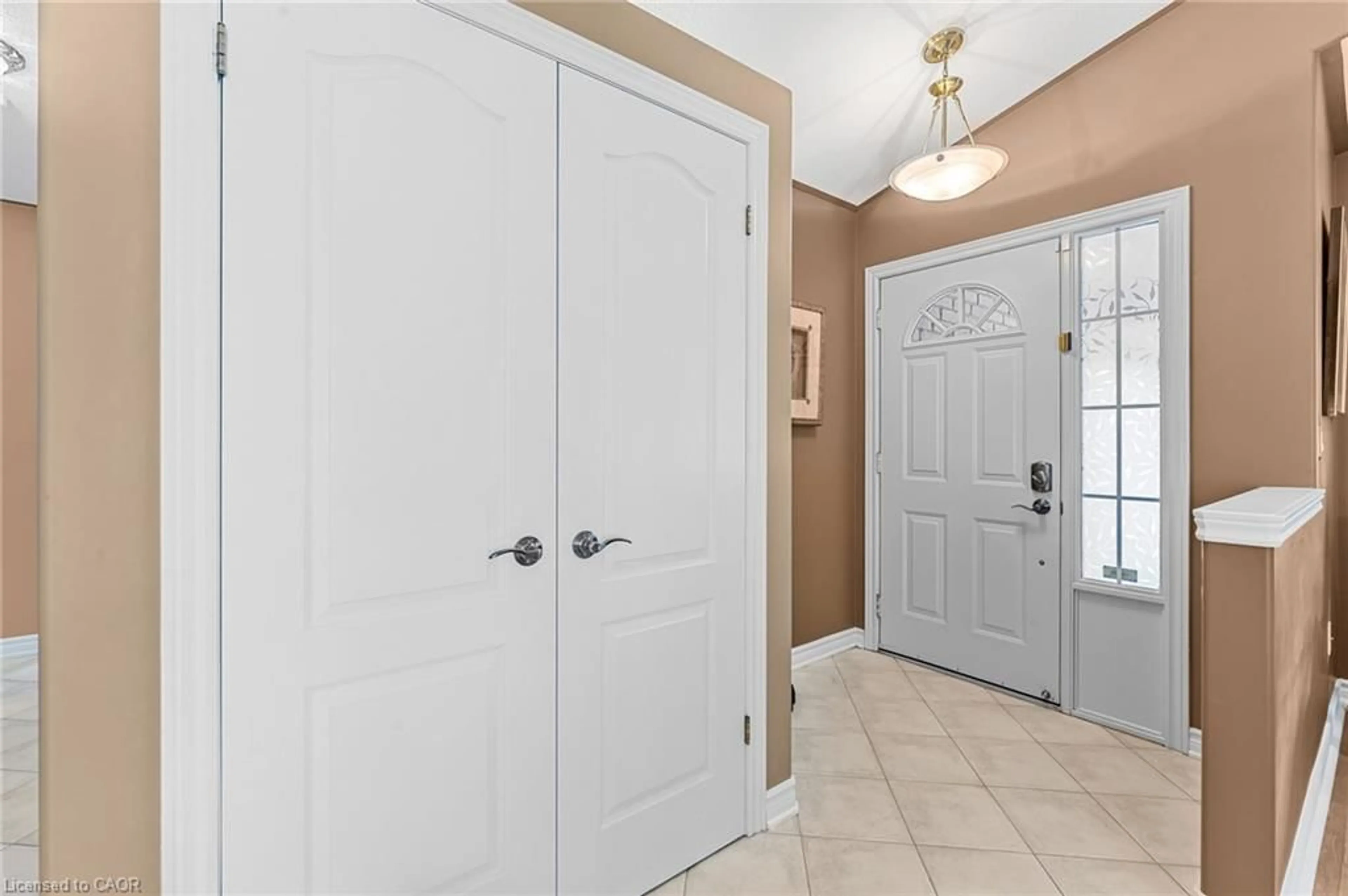 Indoor entryway for 8 Oakridge Blvd, Fonthill Ontario L3E 0R7