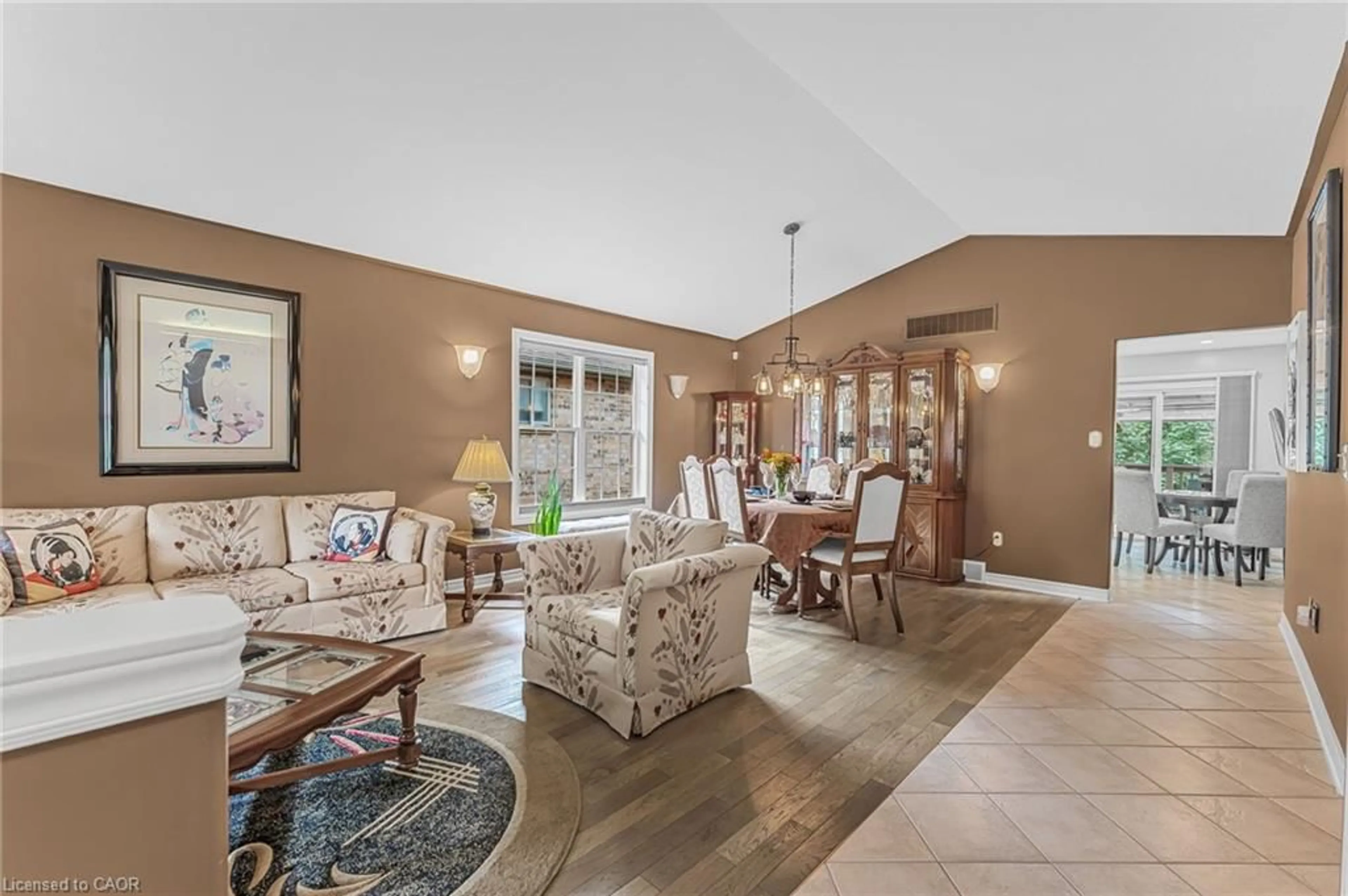 Living room with furniture, ceramic/tile floor for 8 Oakridge Blvd, Fonthill Ontario L3E 0R7