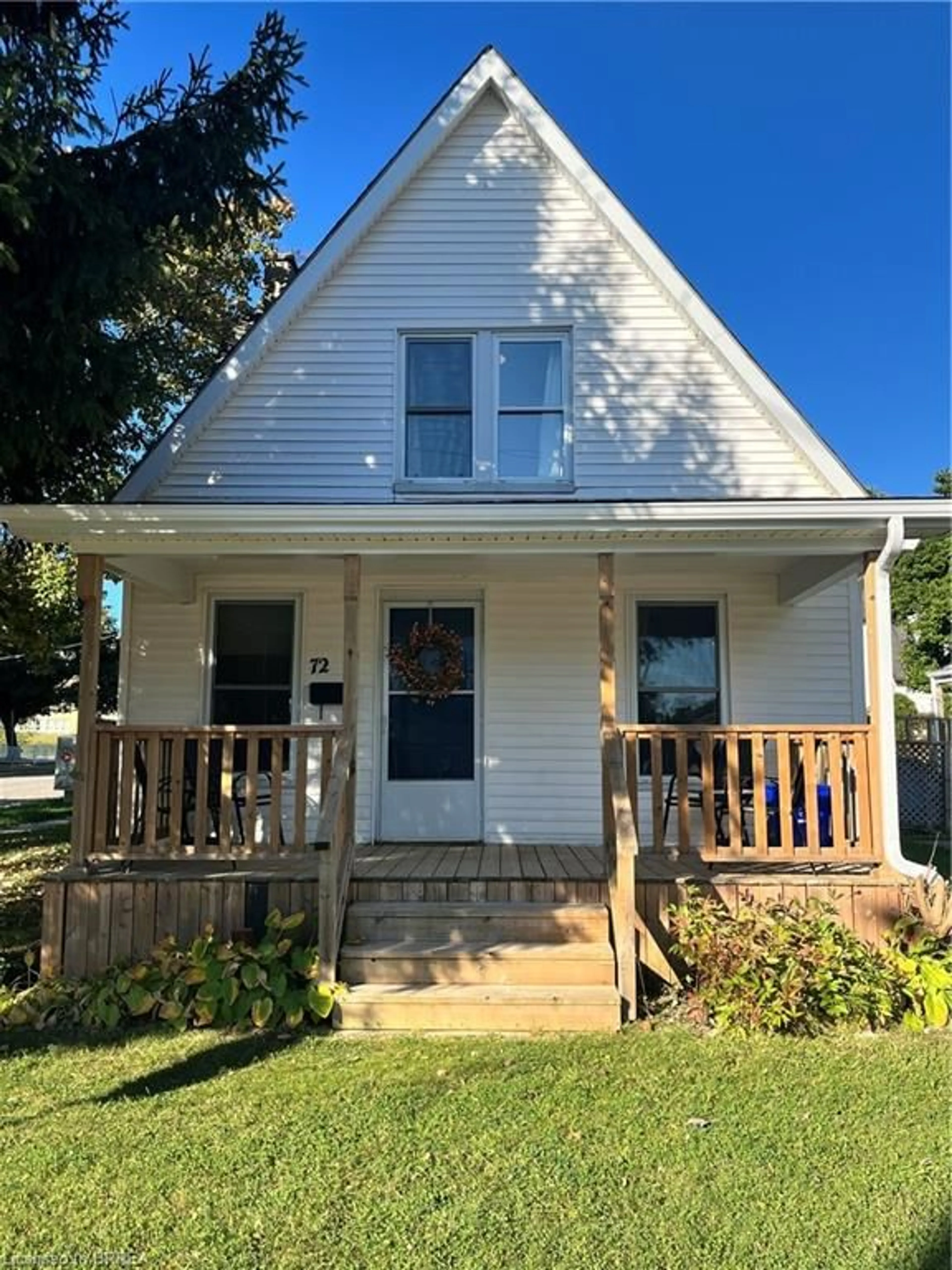 Home with vinyl exterior material, street for 72 King Lane, Simcoe Ontario N3Y 3Z7
