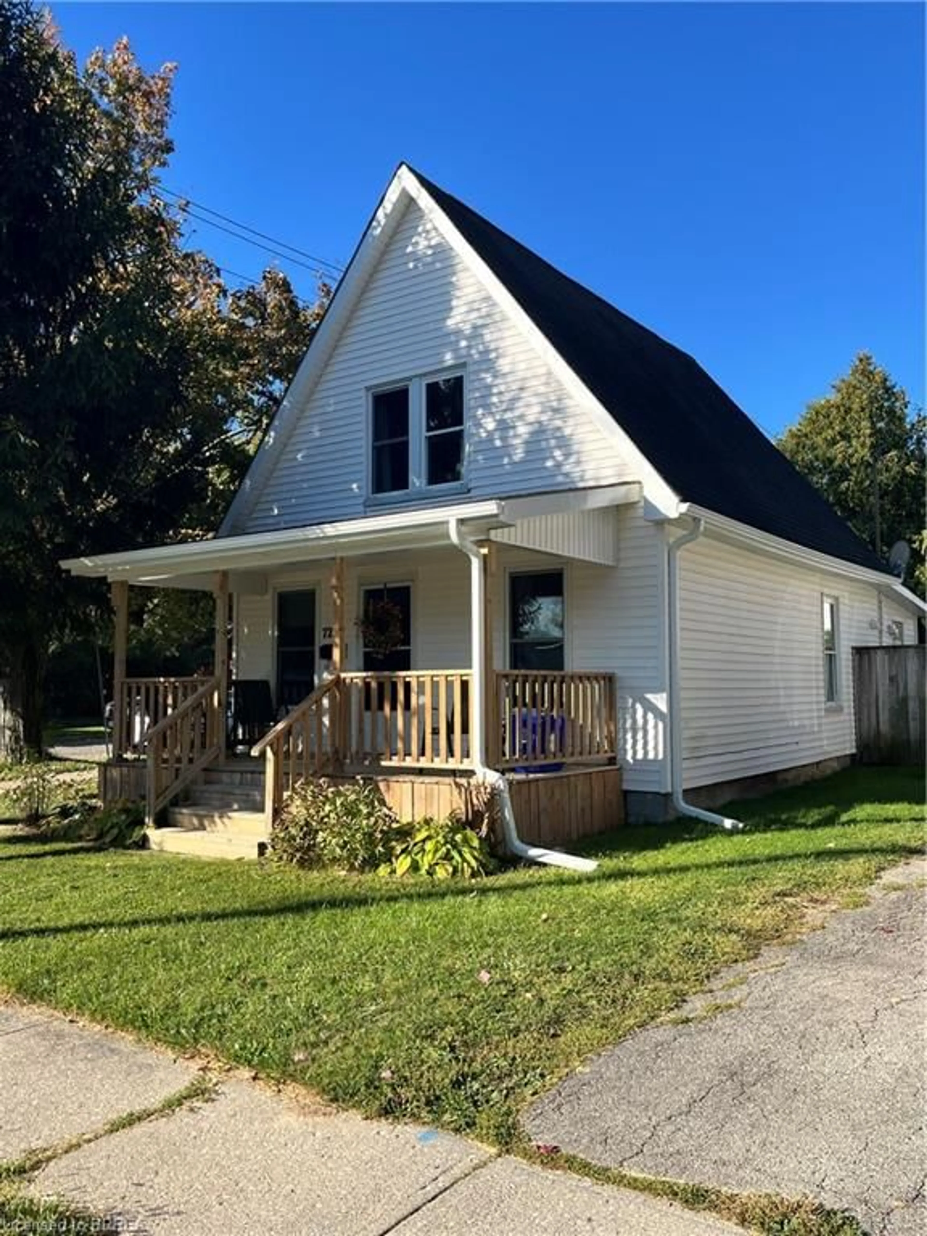 Home with vinyl exterior material, street for 72 King Lane, Simcoe Ontario N3Y 3Z7