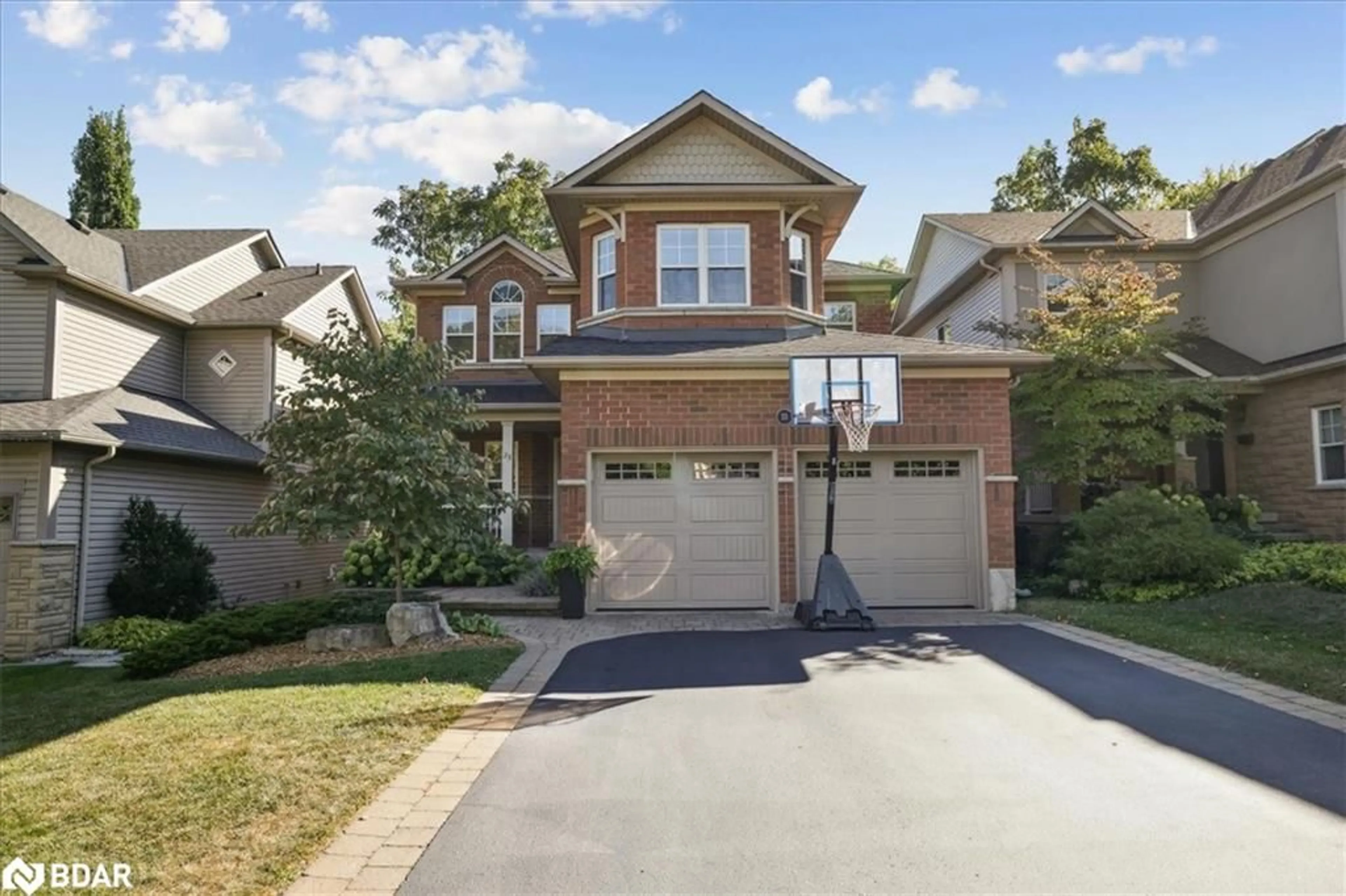 Home with brick exterior material, street for 23 Woodlawn Crt, Dundas Ontario L9H 7S2