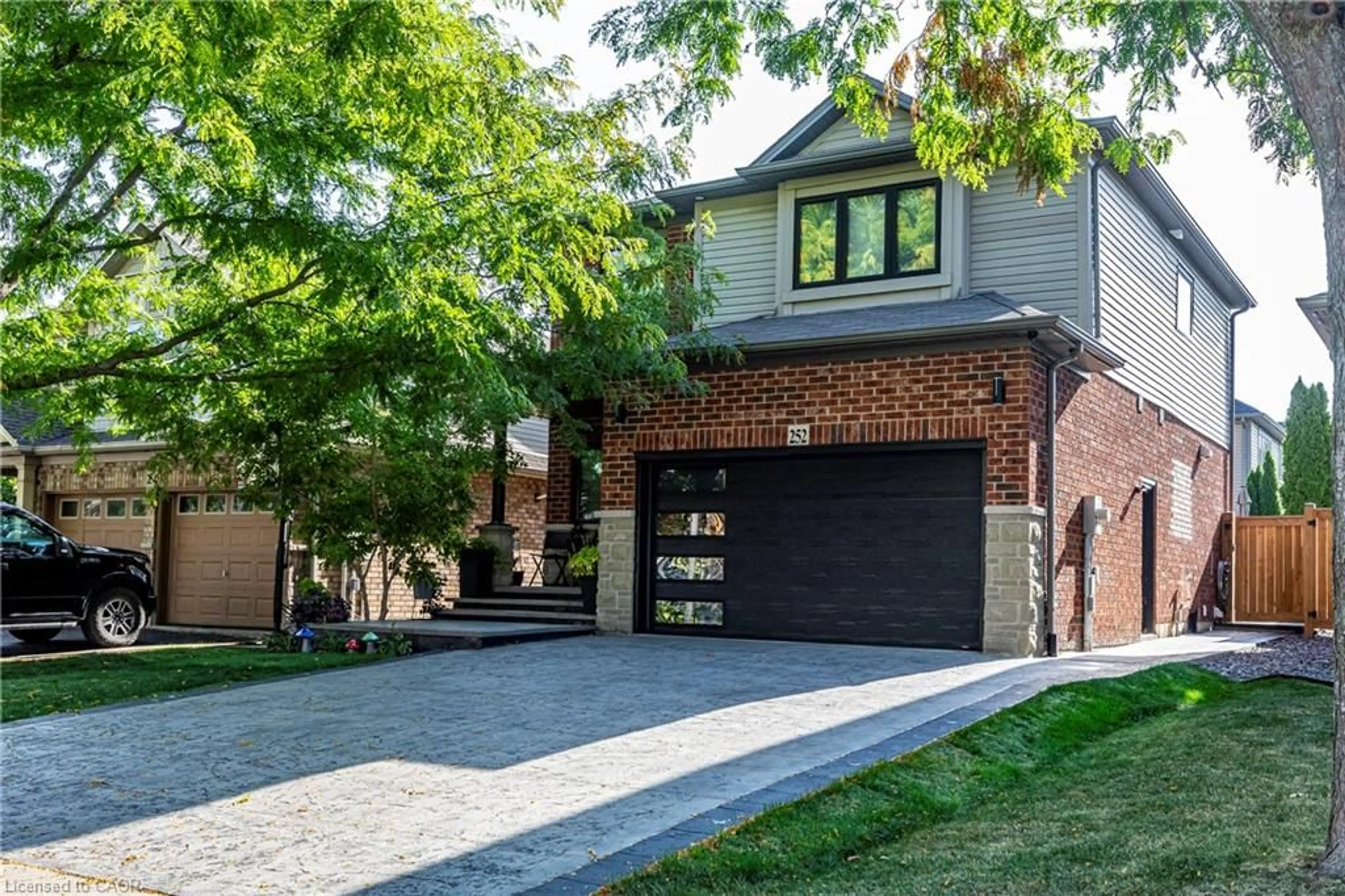 Home with brick exterior material, street for 252 Upper Mount Albion Rd, Stoney Creek Ontario L8J 0B1