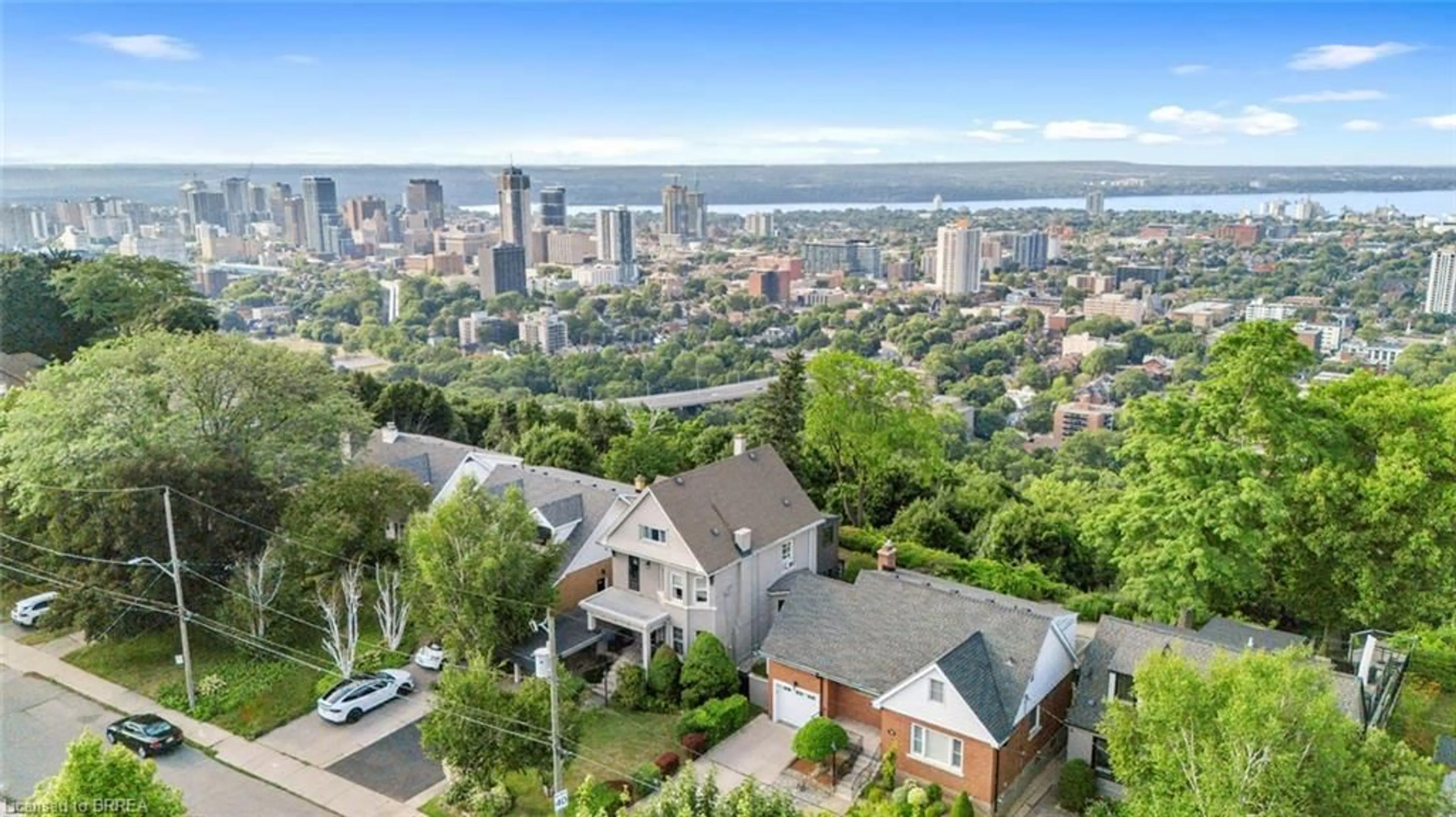 A pic from outside/outdoor area/front of a property/back of a property/a pic from drone, city buildings view from balcony for 47 Mountain Park Ave, Hamilton Ontario L9A 1A1