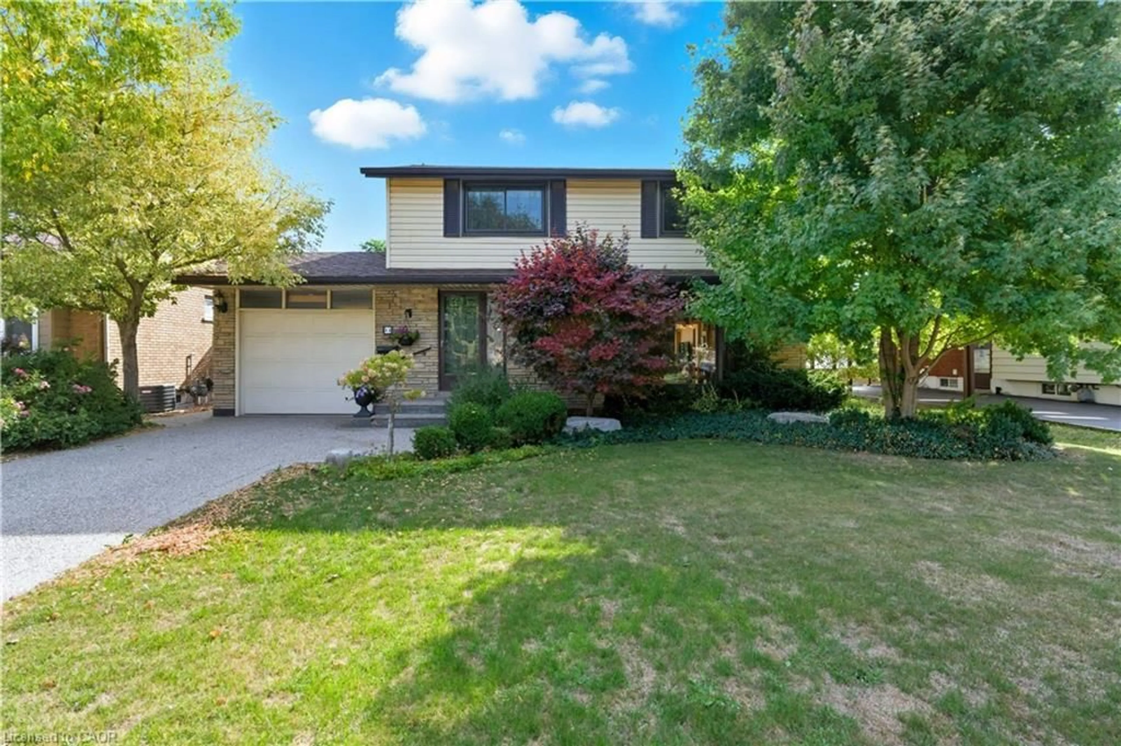 Home with vinyl exterior material, street for 33 Goldfinch Rd, Hamilton Ontario L9A 3W8
