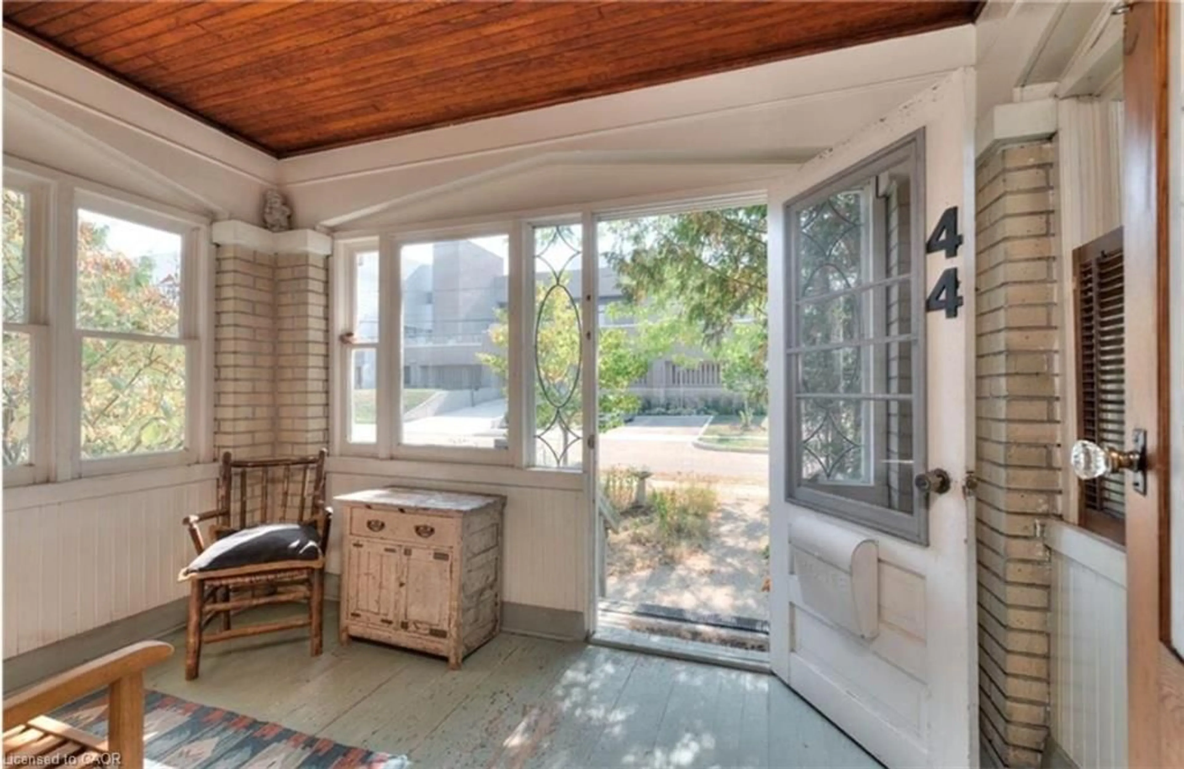 Indoor entryway for 44 Ellen St, Kitchener Ontario N2H 1L4