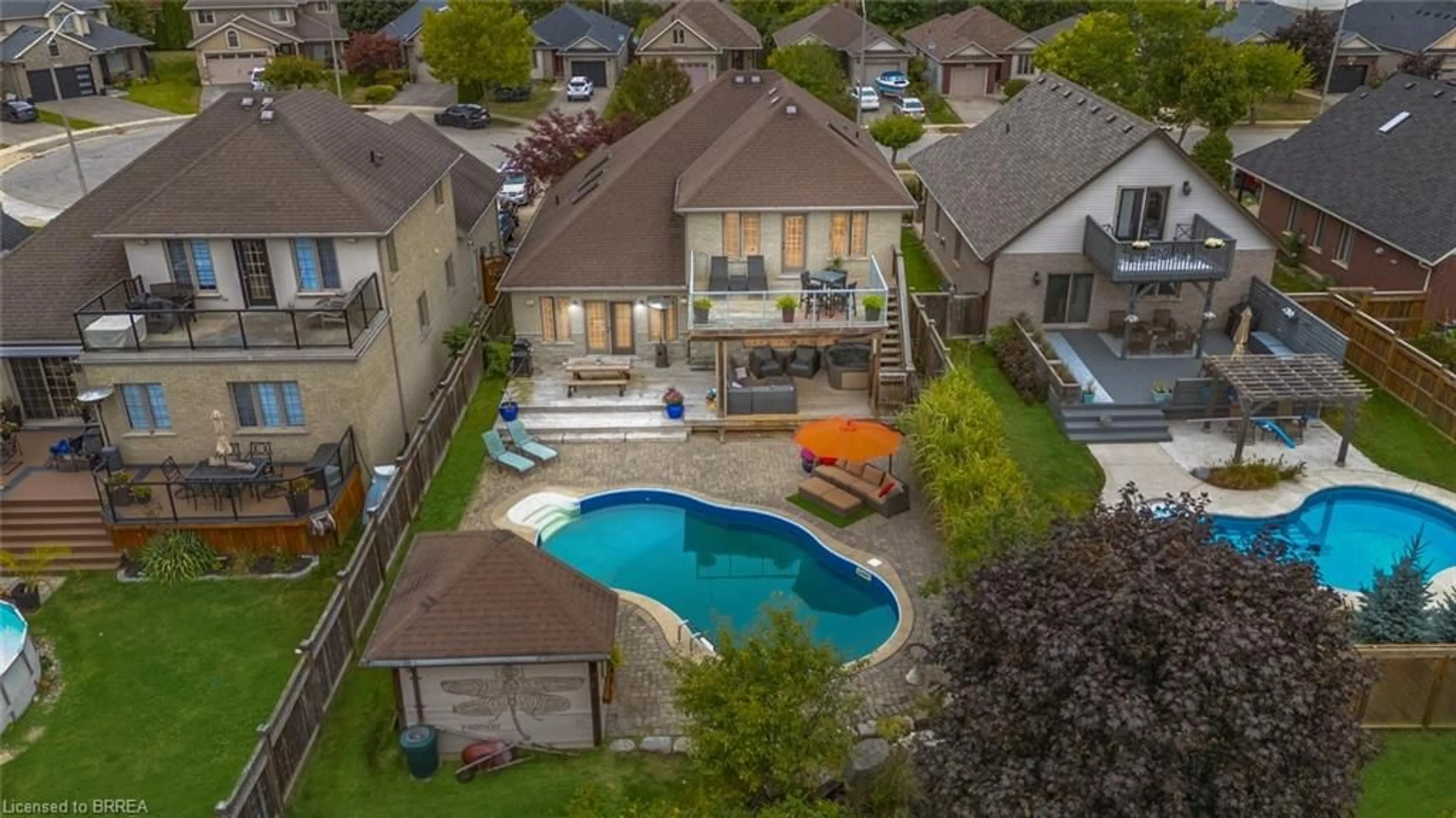 A pic from outside/outdoor area/front of a property/back of a property/a pic from drone, unknown for 23 Jamieson Crt, Brantford Ontario N3T 6T1