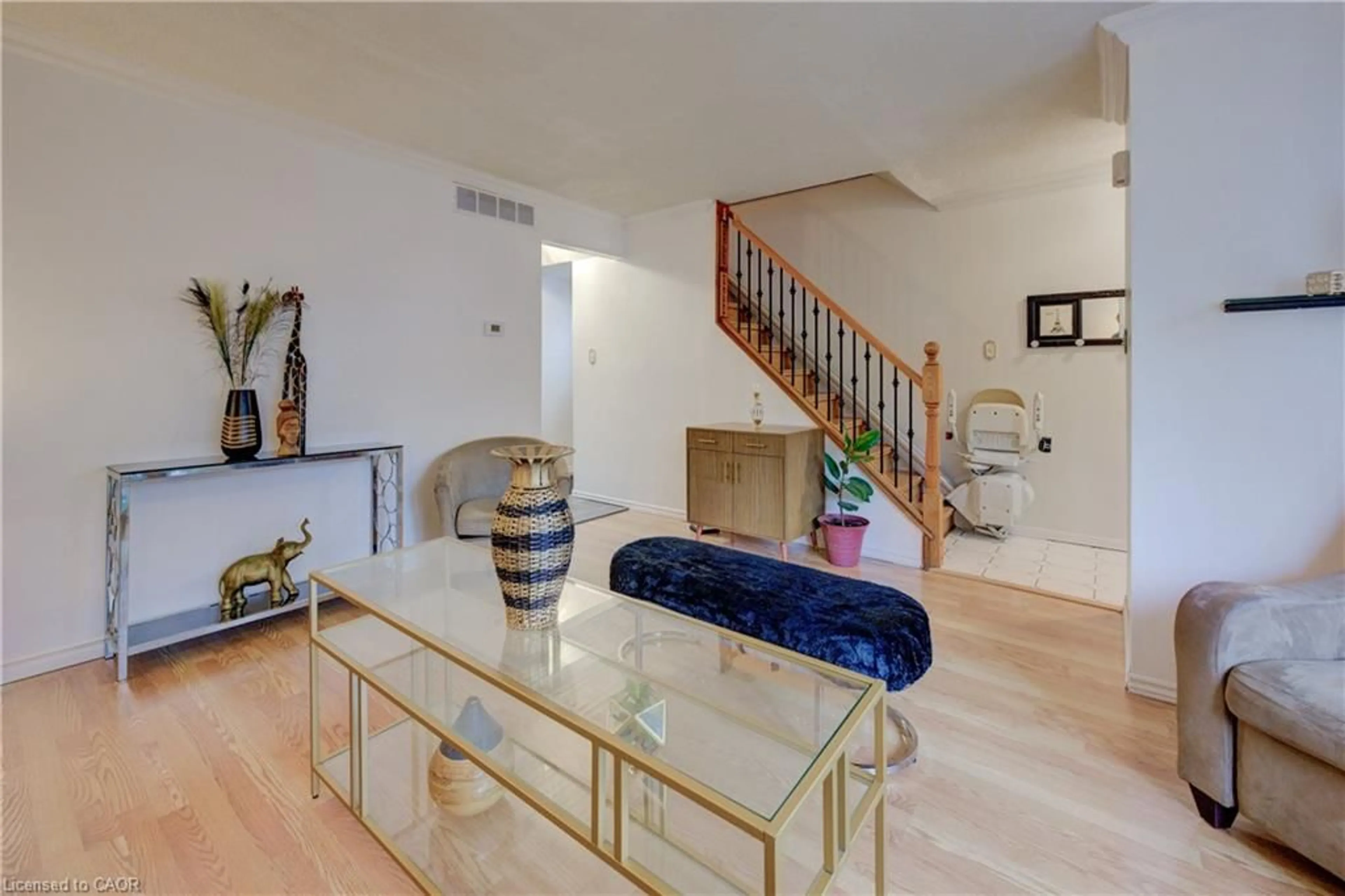 Indoor foyer for 82 Timberlane Cres, Kitchener Ontario N2N 1S9