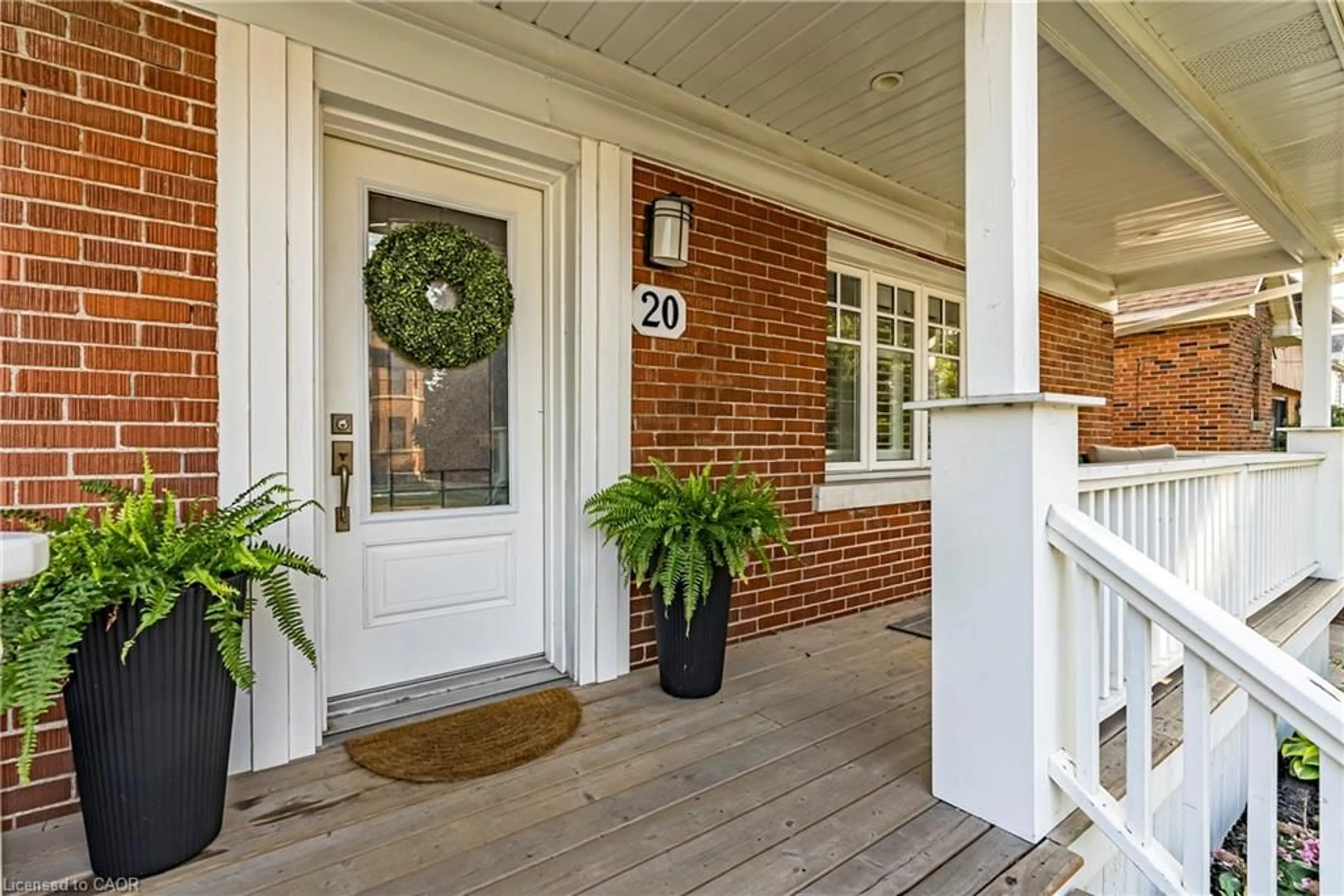Indoor entryway for 20 Mountain Park Ave, Hamilton Ontario L9A 1A2