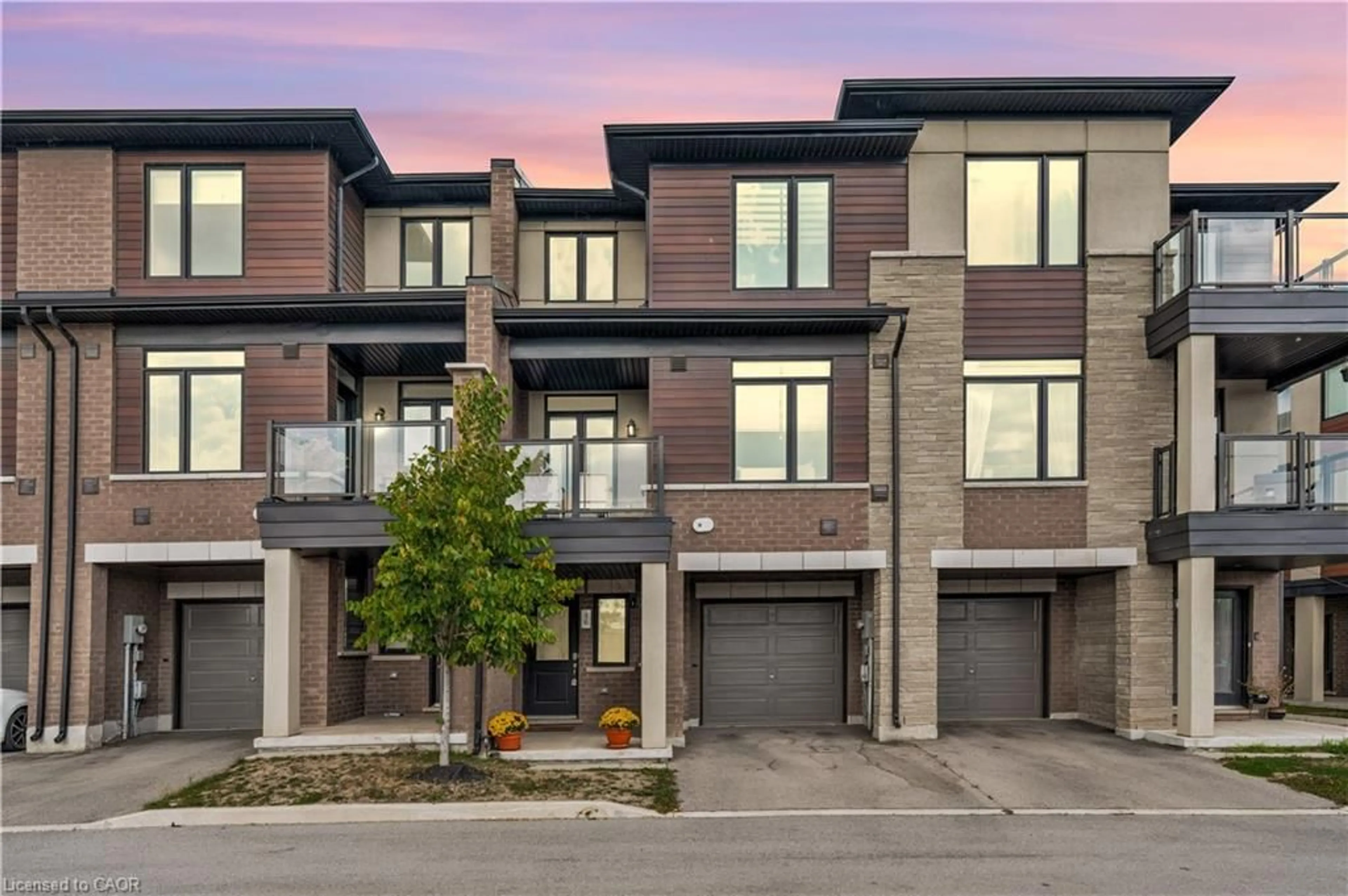Home with brick exterior material, street for 590 North Service Rd #46, Hamilton Ontario L8E 5A6