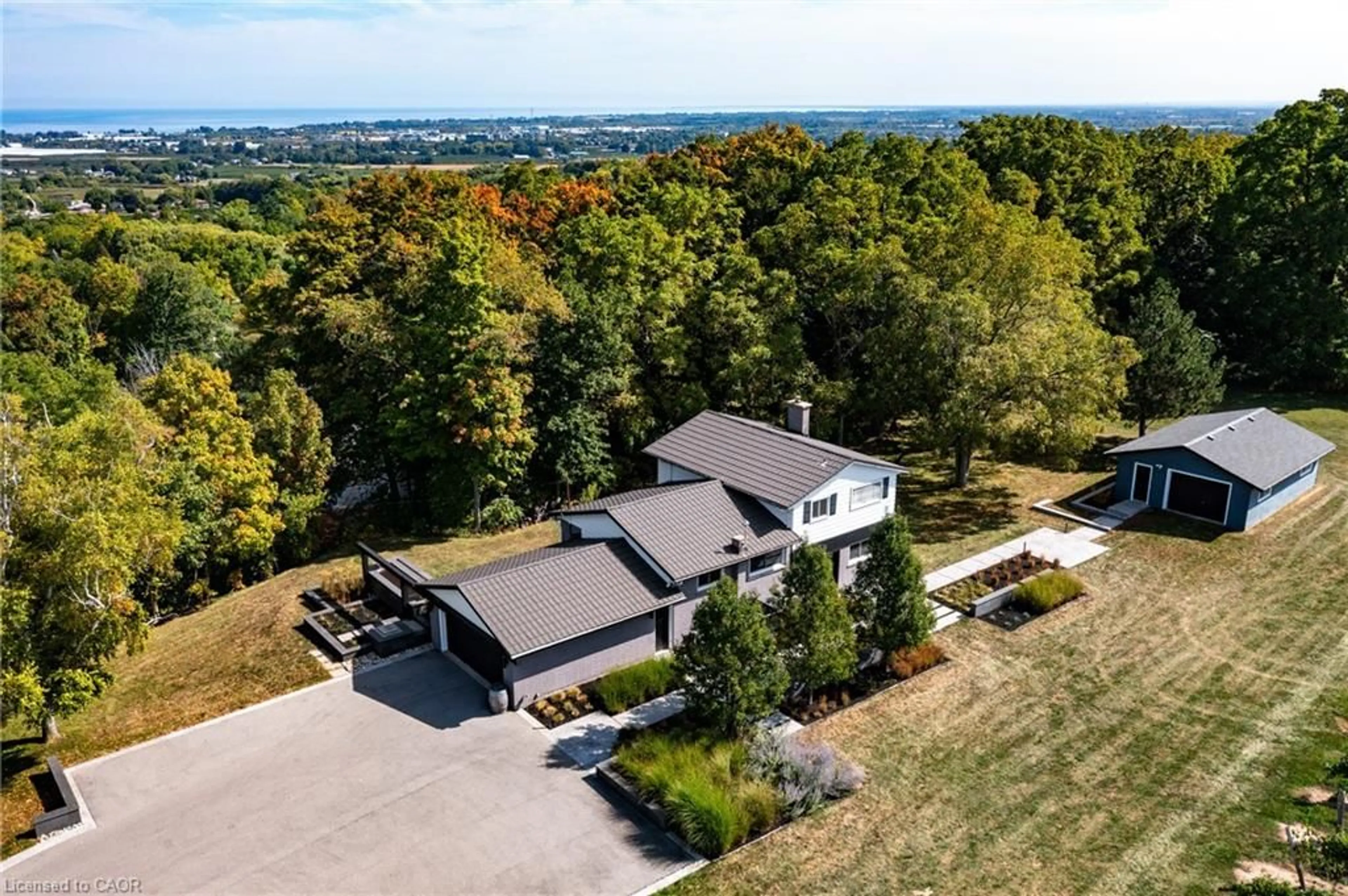 A pic from outside/outdoor area/front of a property/back of a property/a pic from drone, unknown for 4373 Thirty Rd, Beamsville Ontario L0R 1B2