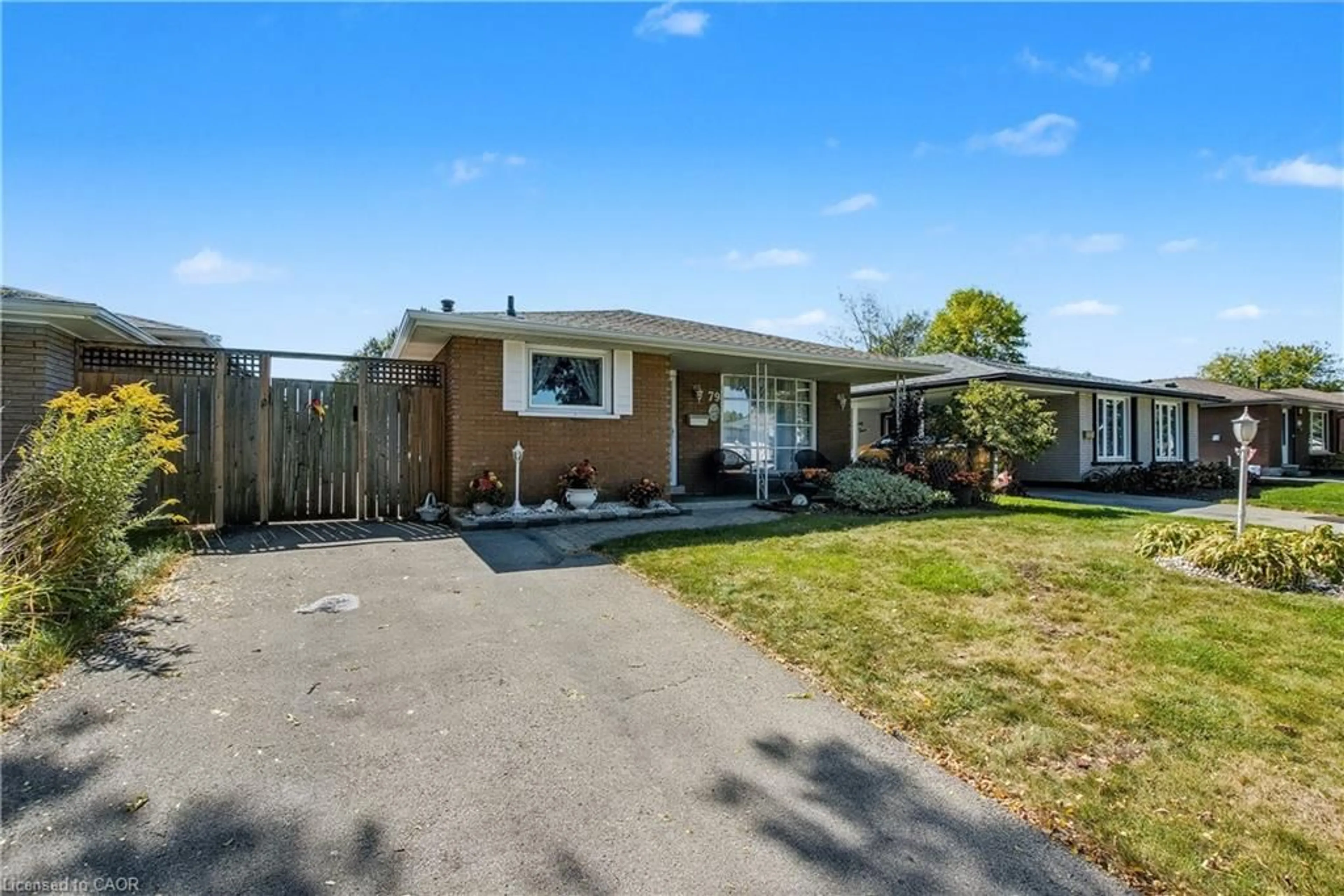 A pic from outside/outdoor area/front of a property/back of a property/a pic from drone, street for 79 Gardiner Dr, Hamilton Ontario L9C 4V3