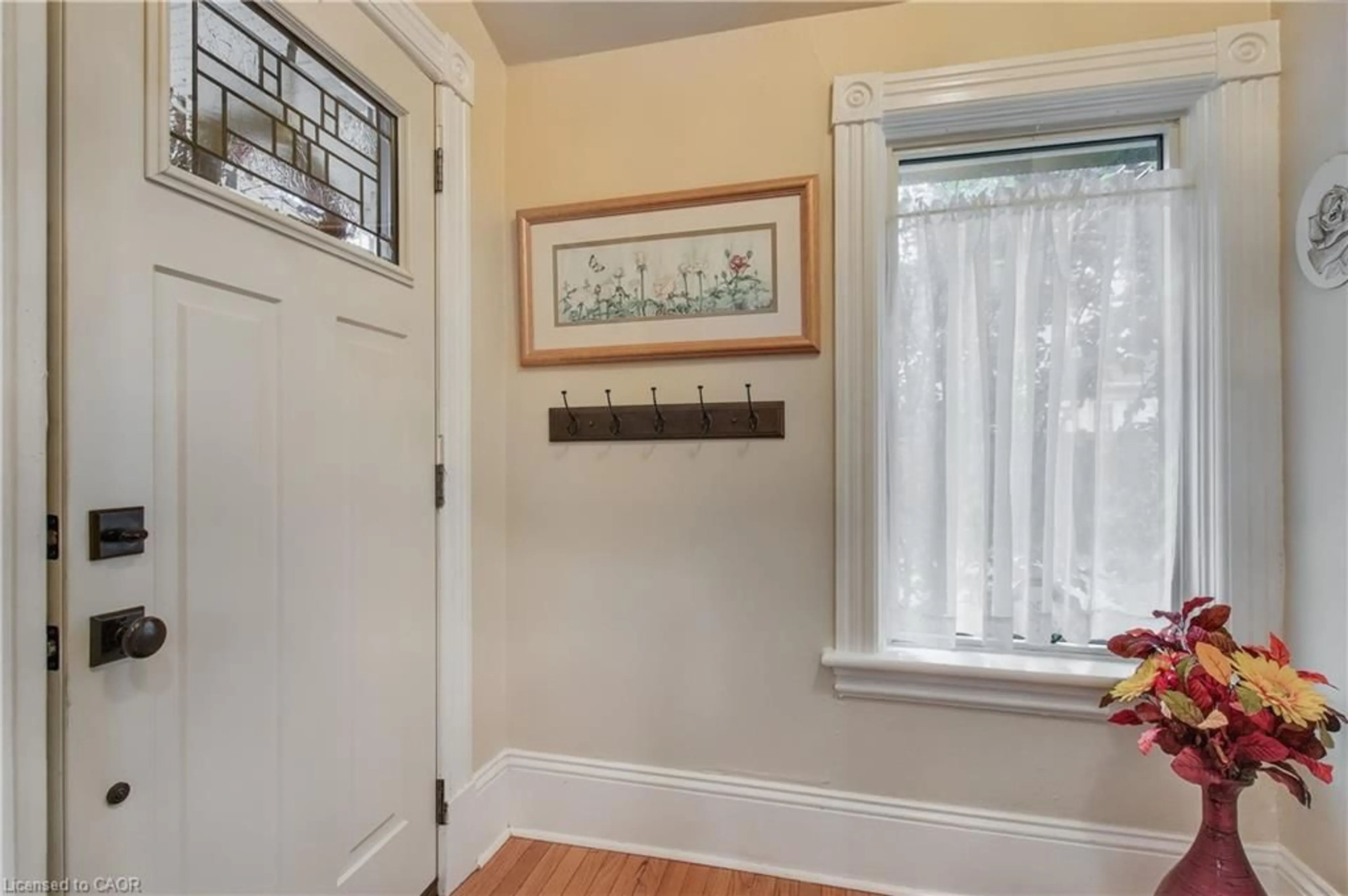 Indoor entryway for 30 Dumfries St, Cambridge Ontario N1S 1Y7