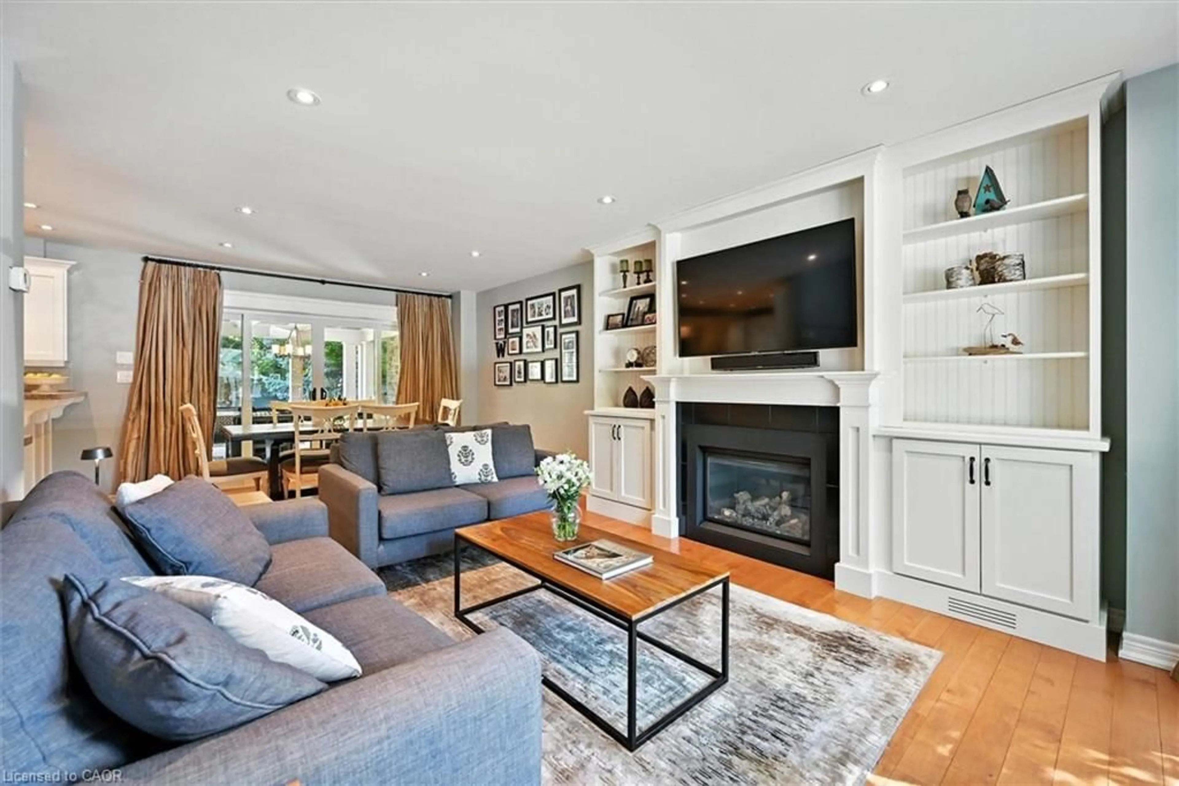 Living room with furniture, unknown for 2147 Paisley Ave, Burlington Ontario L7R 1W1