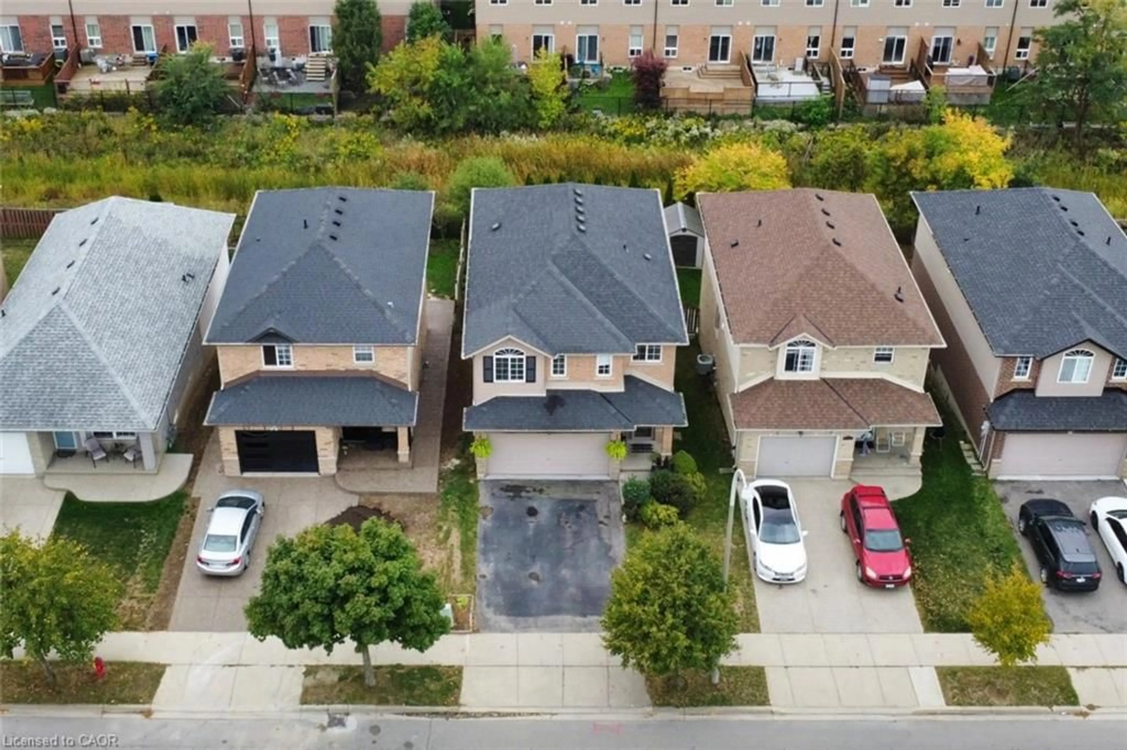 A pic from outside/outdoor area/front of a property/back of a property/a pic from drone, street for 159 Thames Way, Hamilton Ontario L0R 1W0