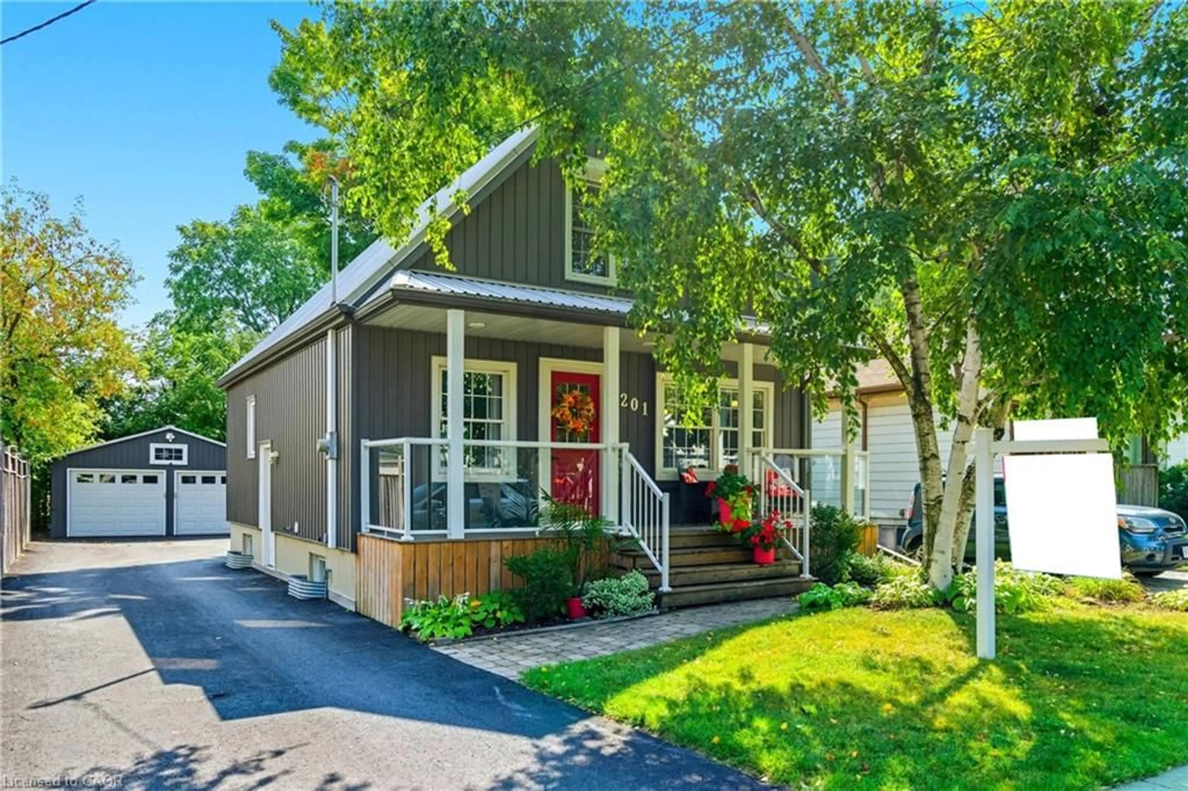 Home with vinyl exterior material, street for 201 East 28th St, Hamilton Ontario L8V 3H9