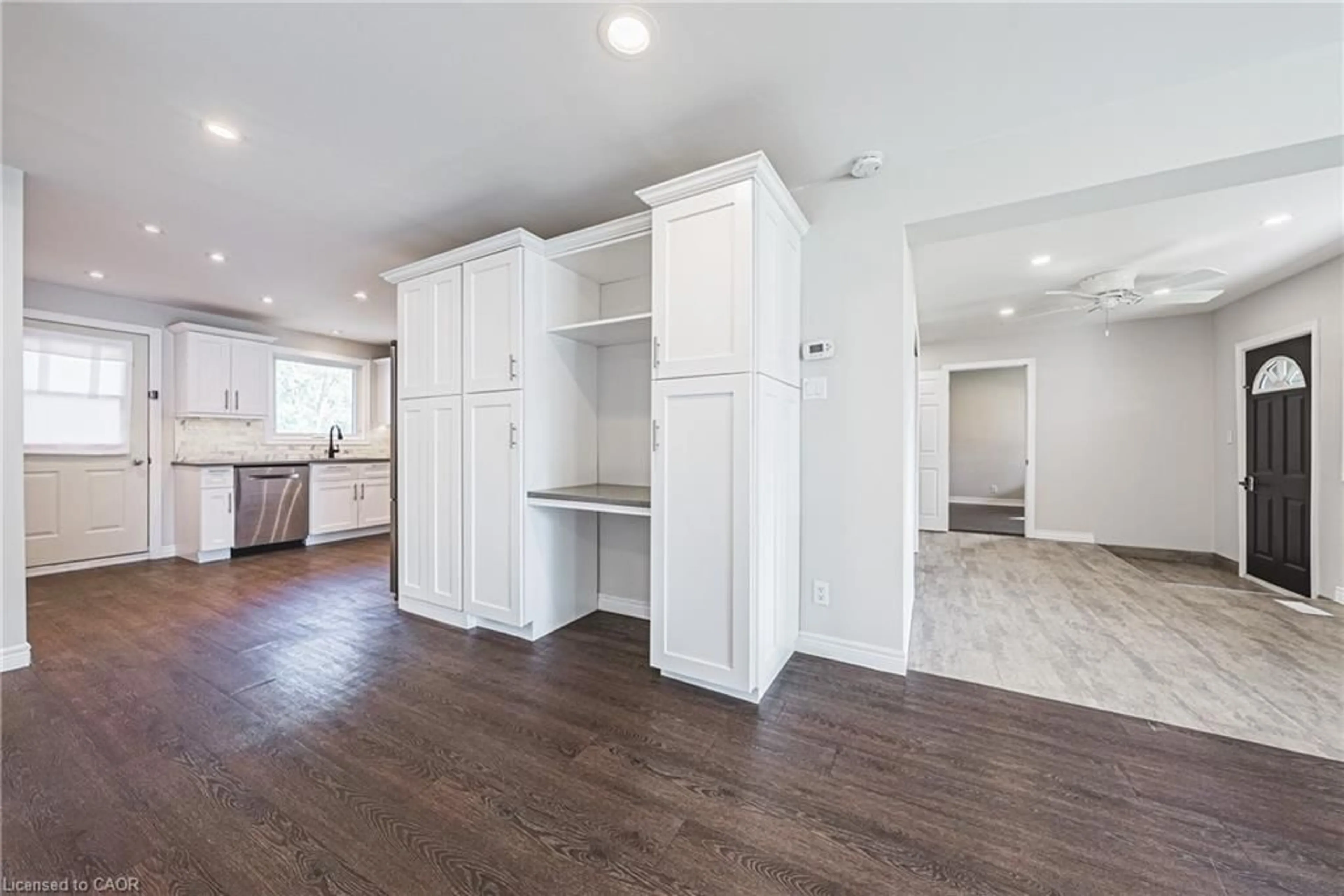 Open concept kitchen, wood/laminate floor for 3865 Victoria Ave, Vineland Ontario L0R 2C0