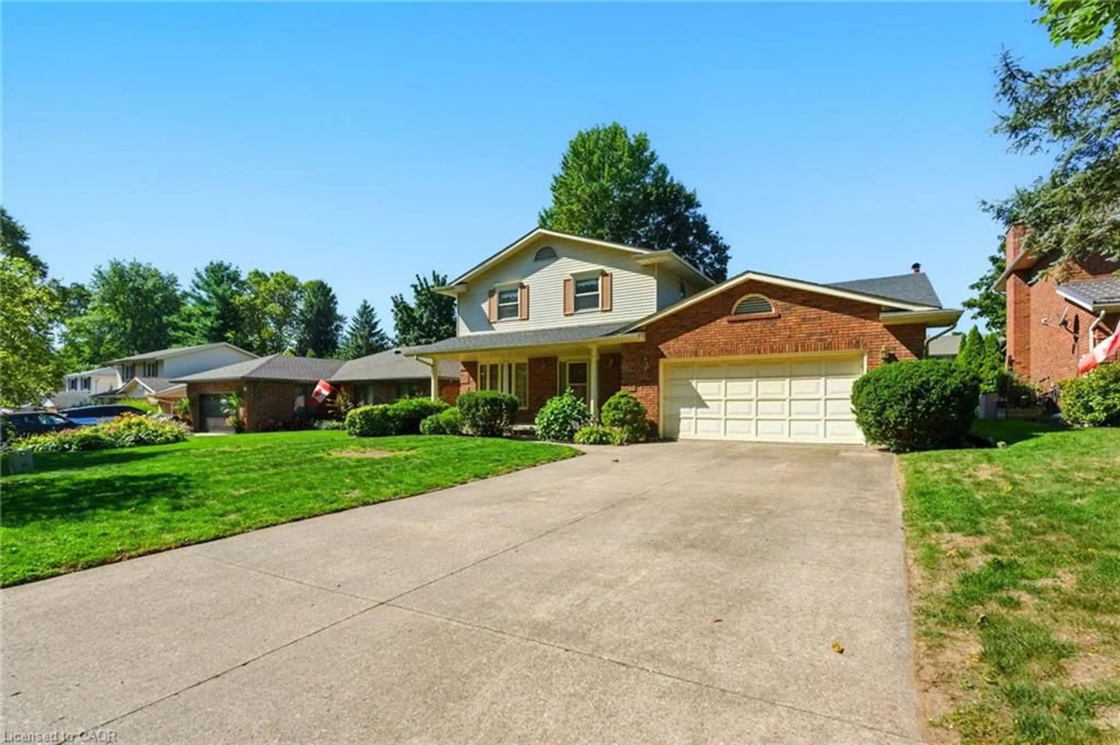 Home with brick exterior material, street for 32 Deerpark Cres, Fonthill Ontario L0S 1E1