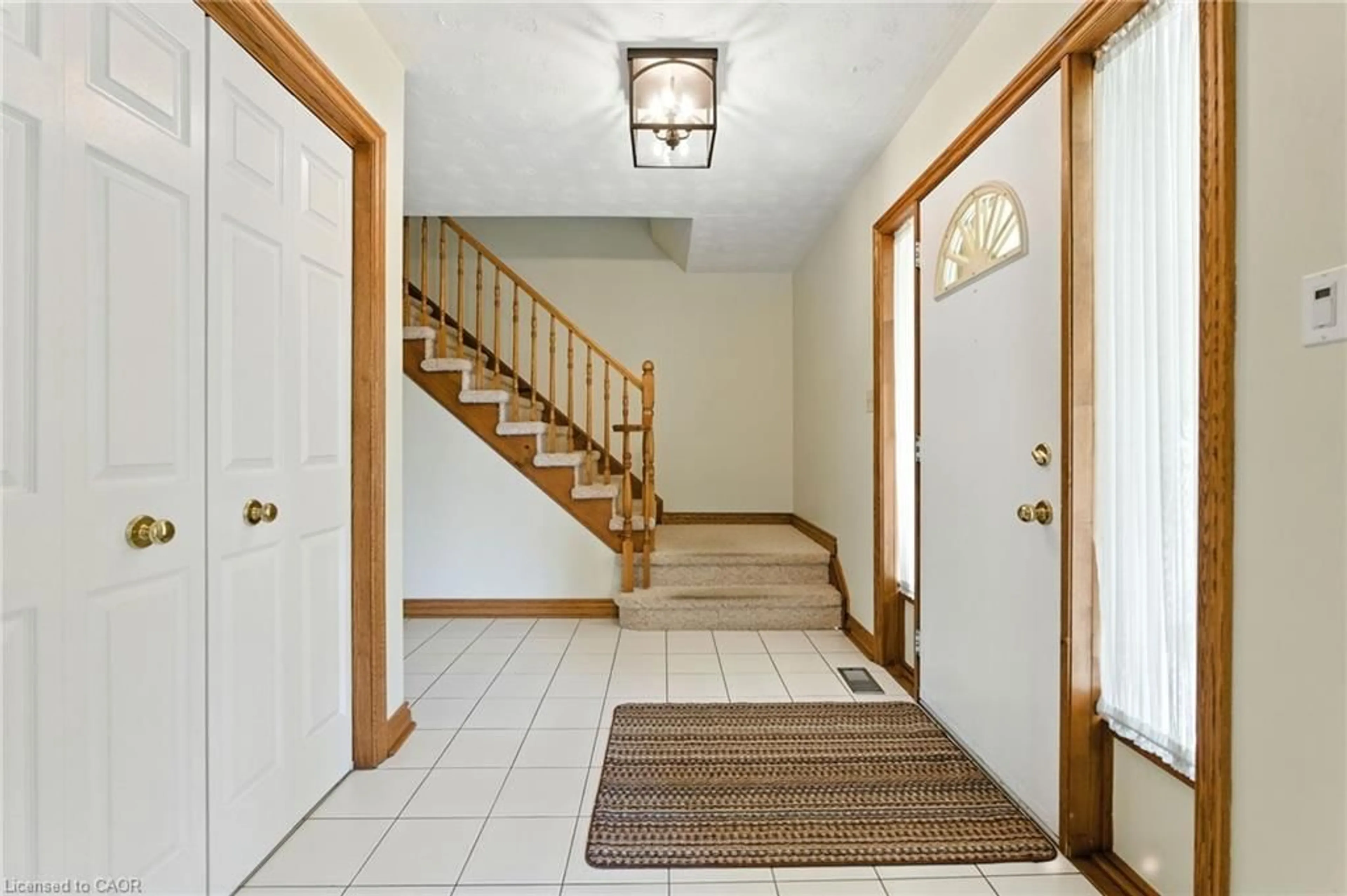 Indoor foyer for 32 Deerpark Cres, Fonthill Ontario L0S 1E1