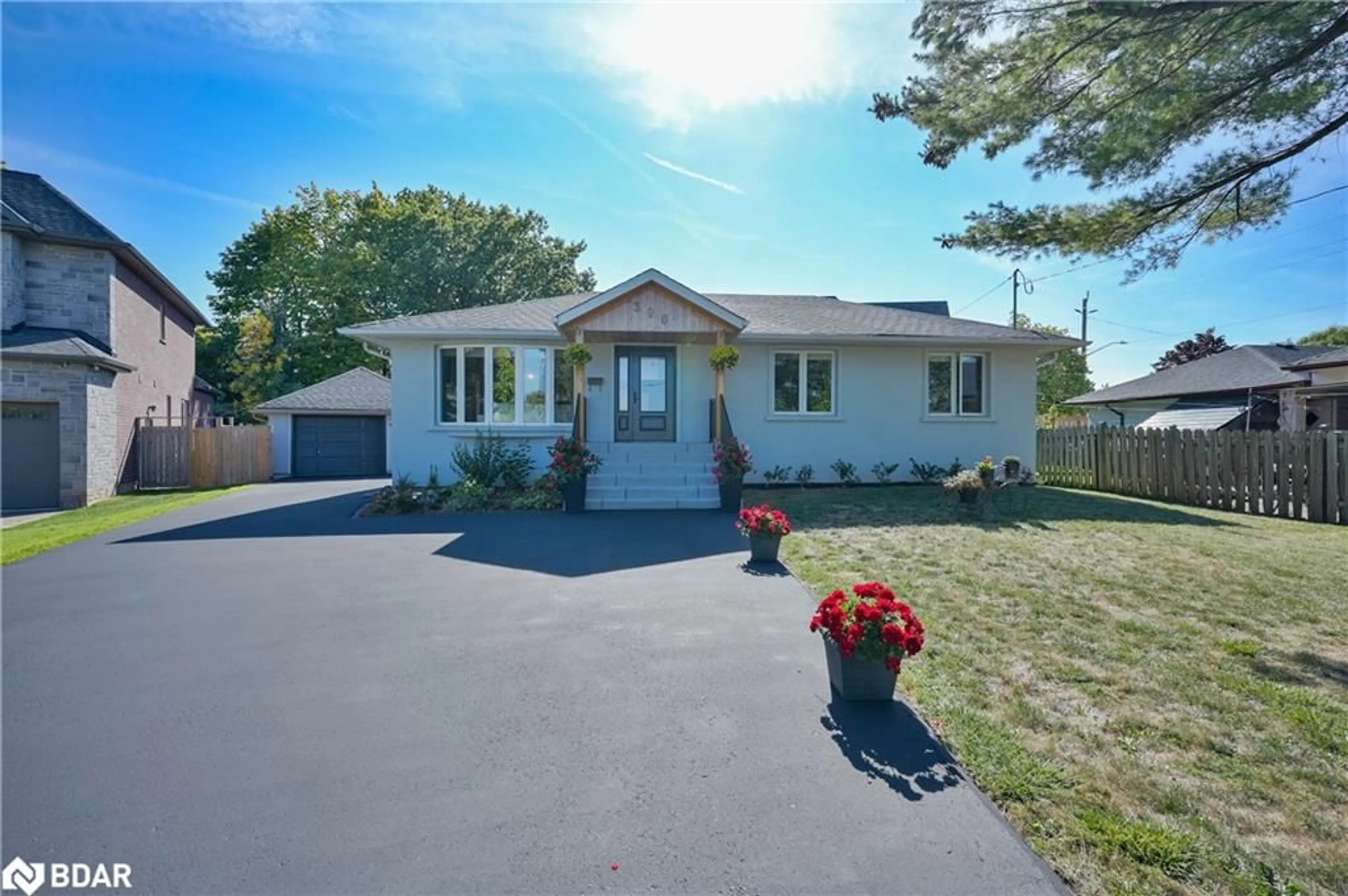 A pic from outside/outdoor area/front of a property/back of a property/a pic from drone, street for 390 Wendall Pl, Oakville Ontario L6K 2M1
