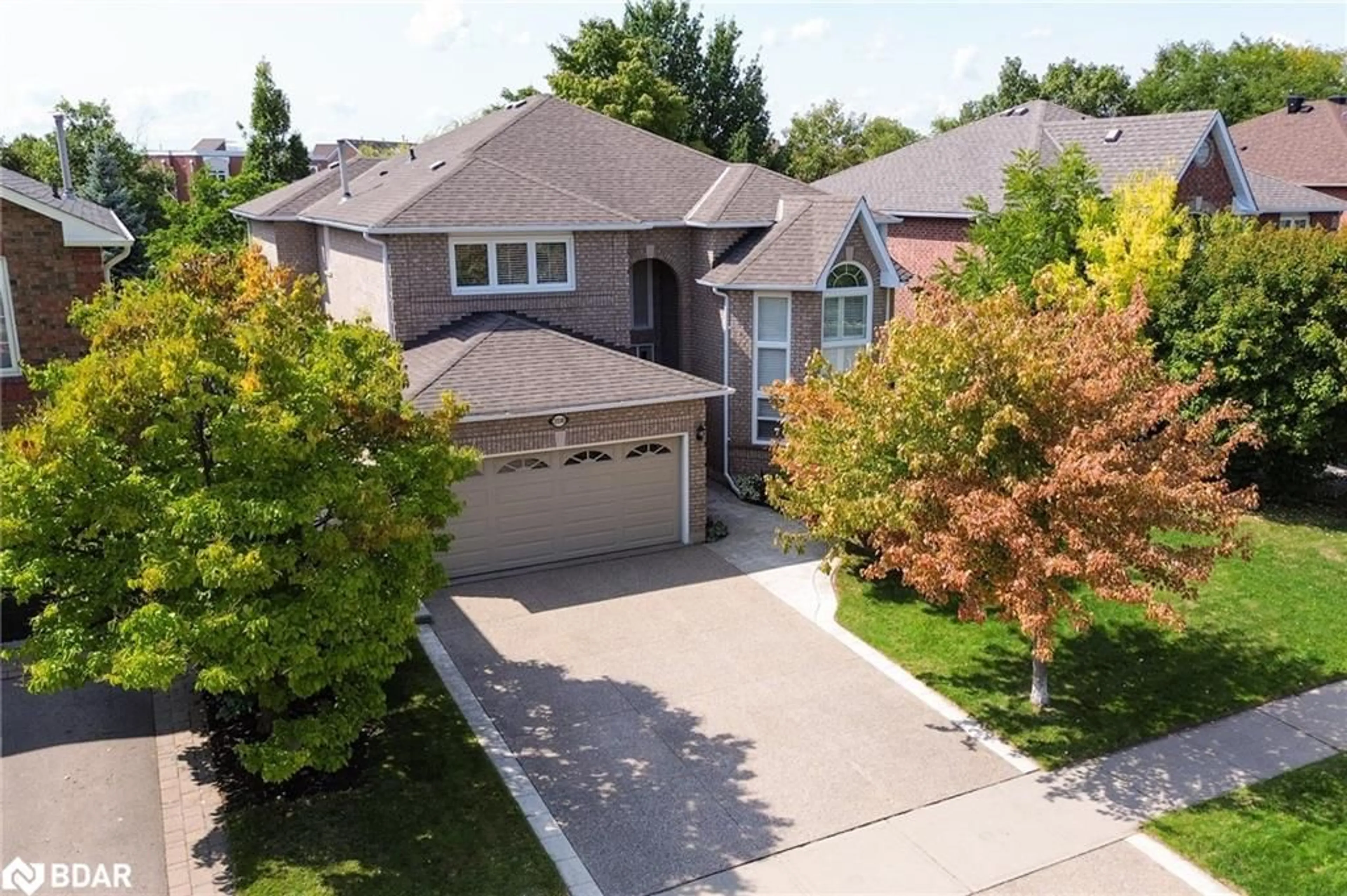 A pic from outside/outdoor area/front of a property/back of a property/a pic from drone, street for 2310 Grand Ravine Dr, Oakville Ontario L6H 6A8