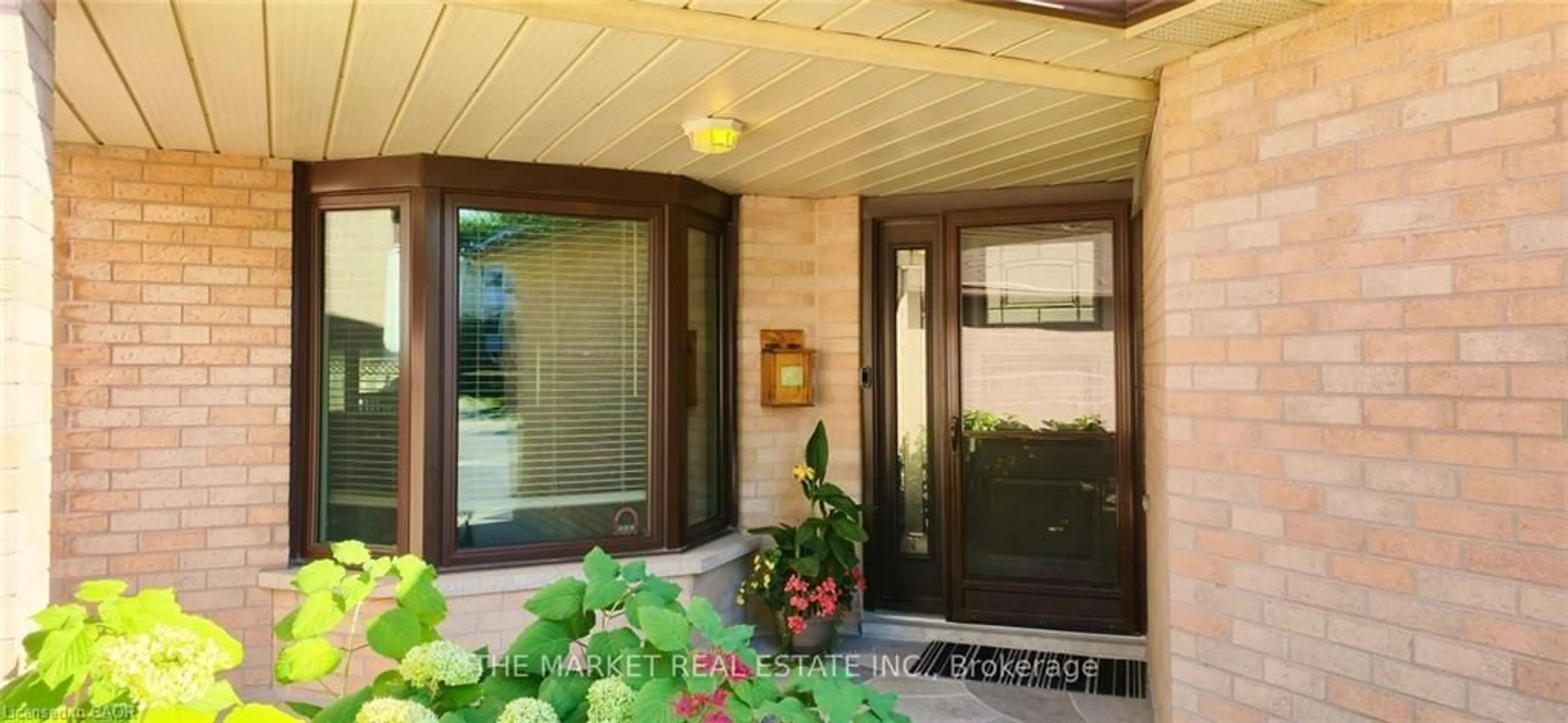 Indoor entryway for 233 Acadia Dr, Hamilton Ontario L8W 3L1