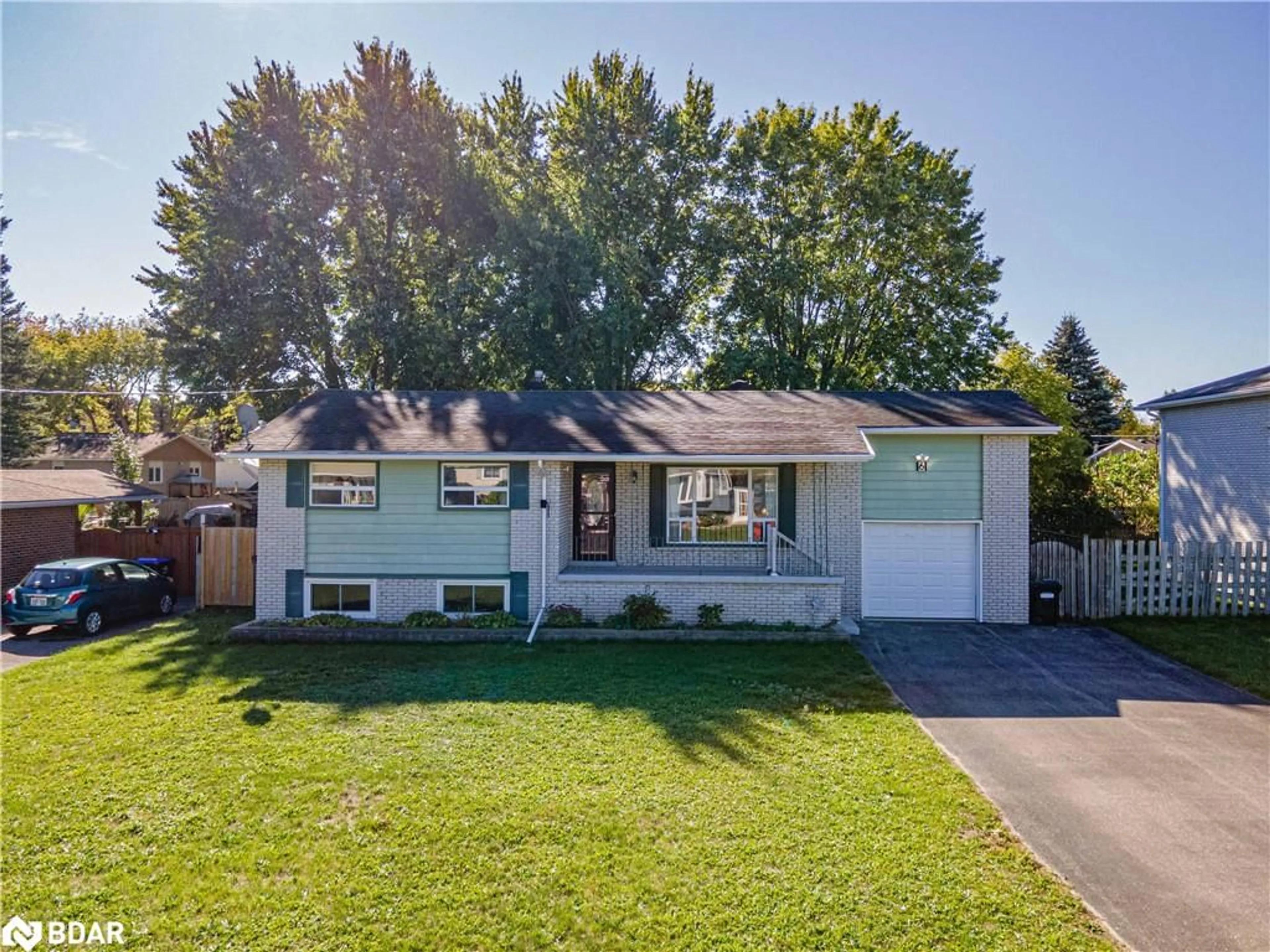 Home with vinyl exterior material, street for 6 Sandsprings Cres, Angus Ontario L0M 1B0
