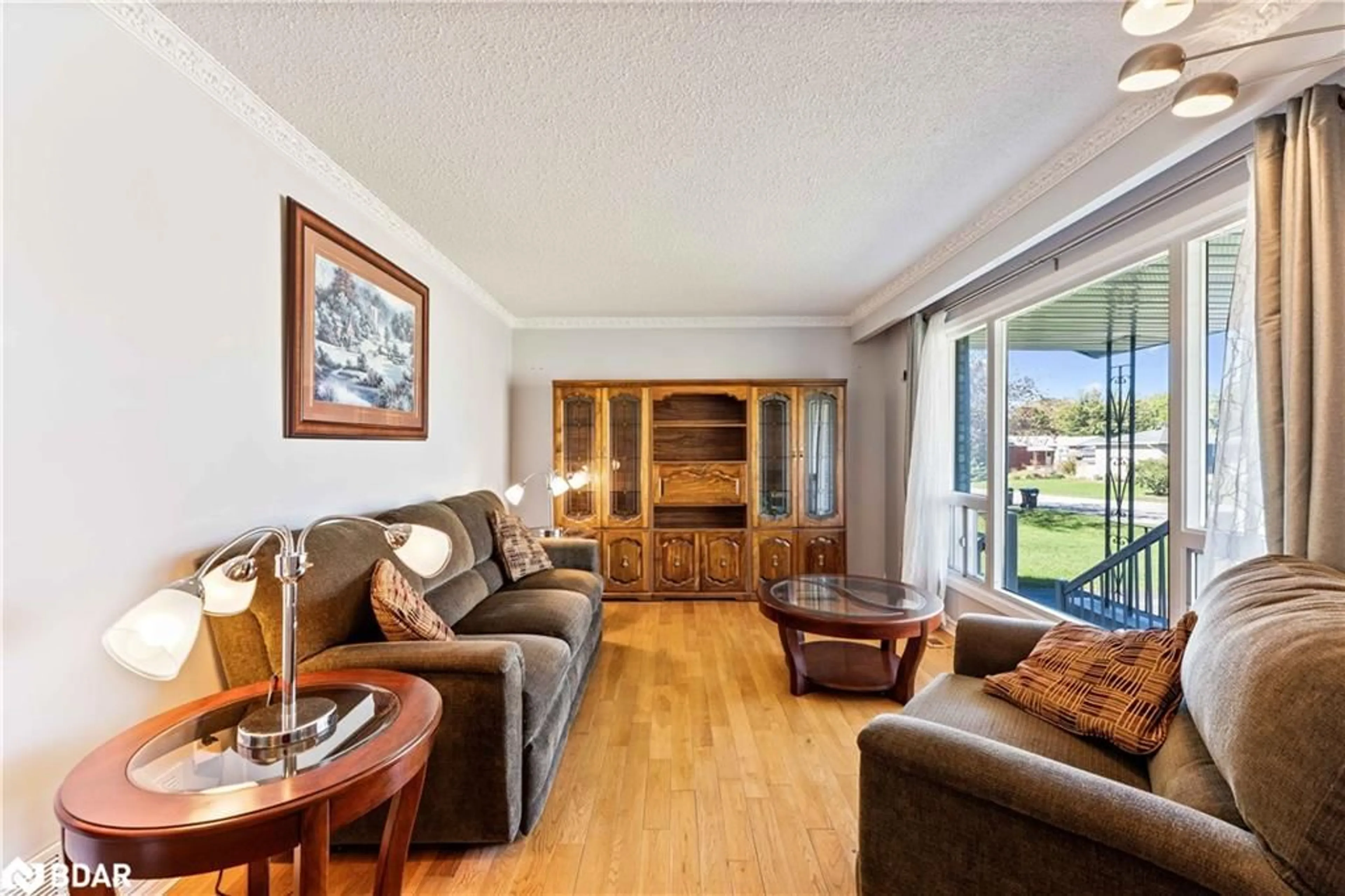Living room with furniture, wood/laminate floor for 6 Sandsprings Cres, Angus Ontario L0M 1B0