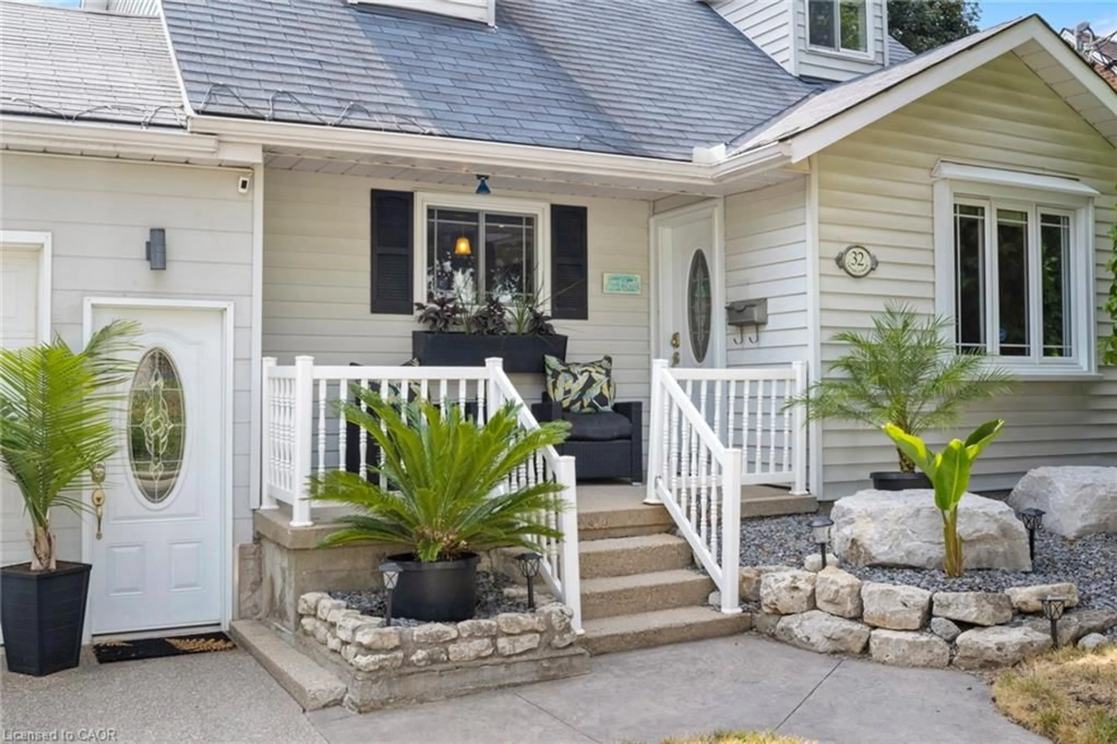 Home with vinyl exterior material, street for 32 Centre St, Cambridge Ontario N1R 4E5