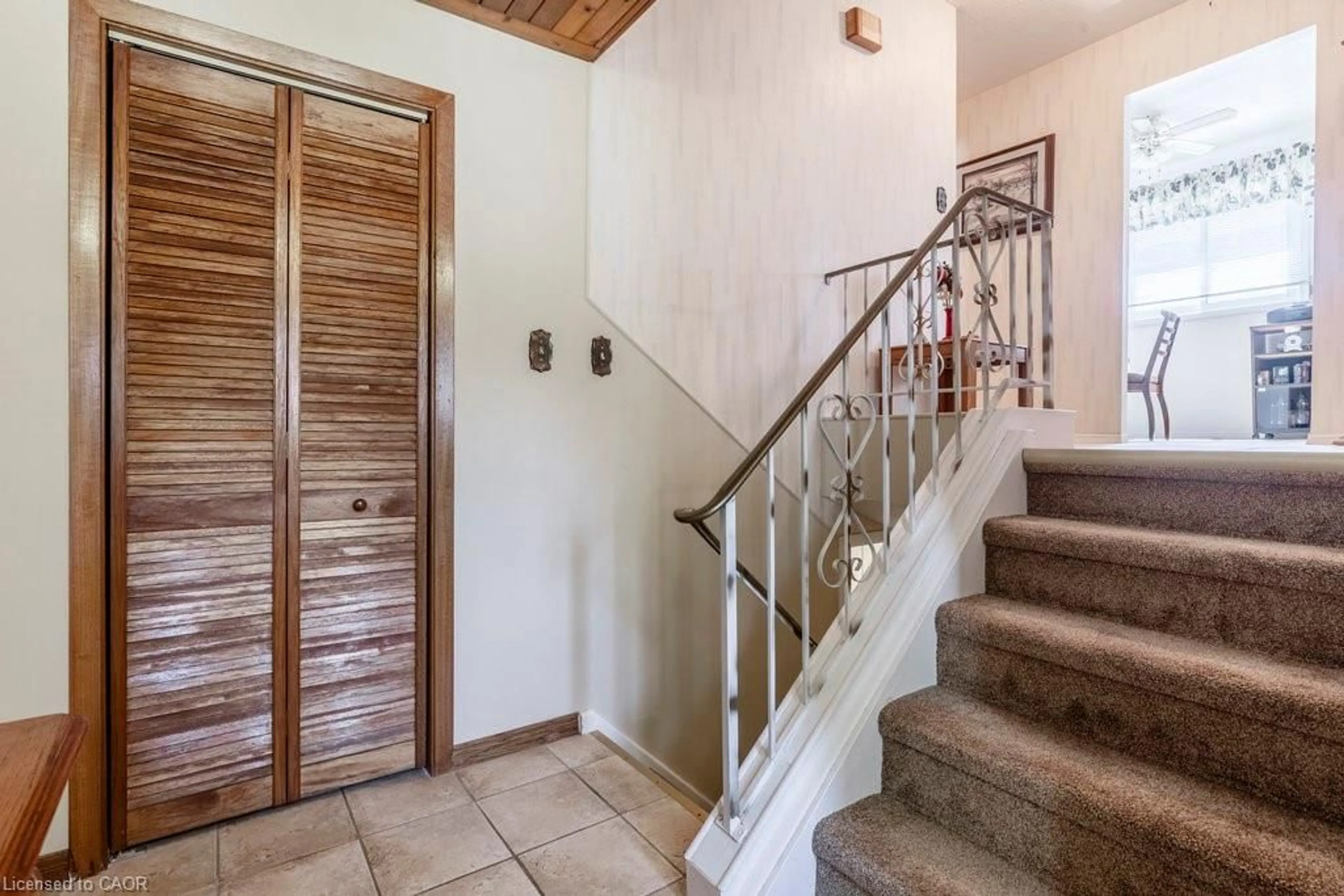 Indoor foyer for 23 Fonthill Rd, Hamilton Ontario L9C 6A1