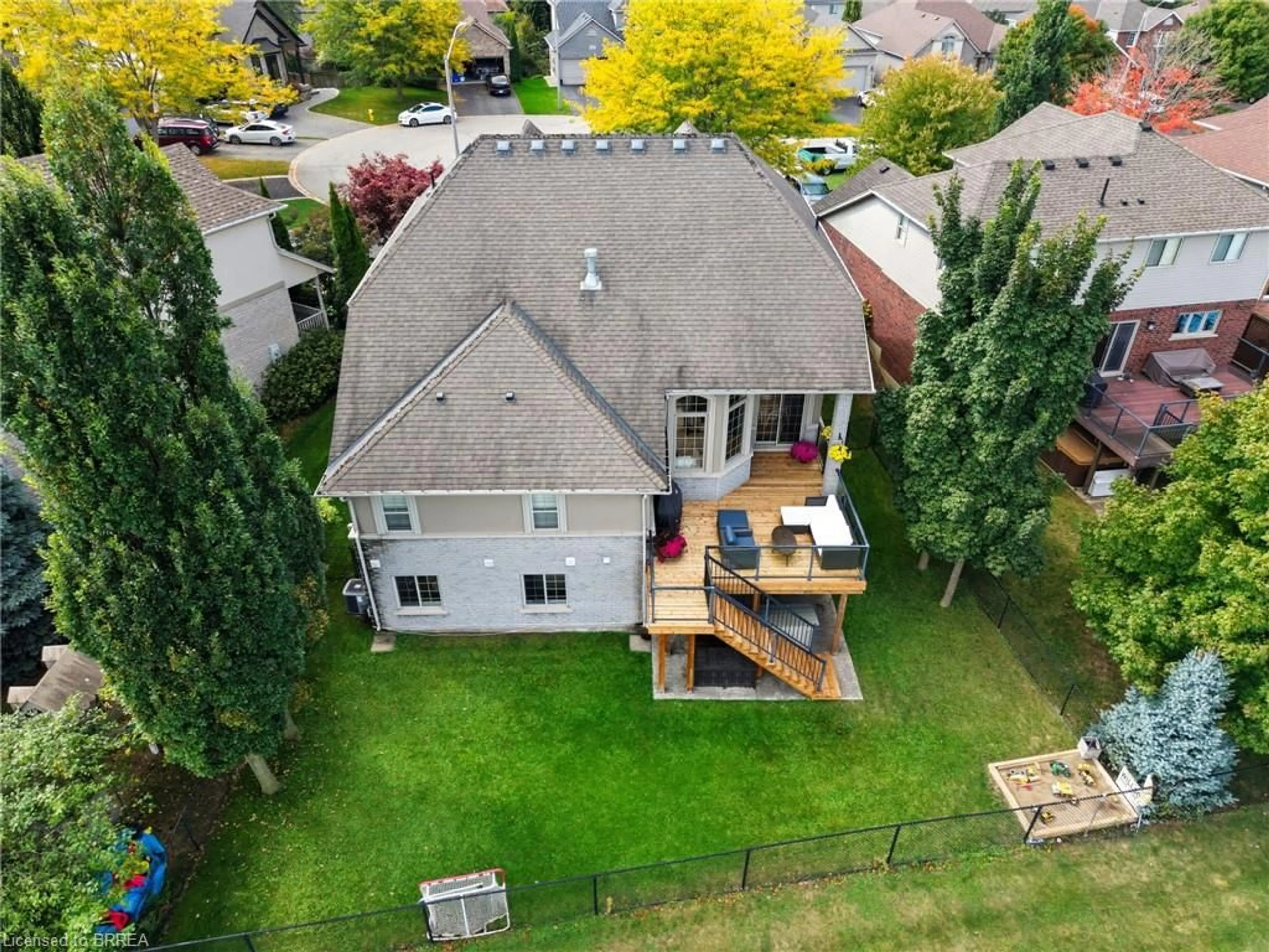 A pic from outside/outdoor area/front of a property/back of a property/a pic from drone, unknown for 20 Zavarella Crt, Paris Ontario N3L 4H3