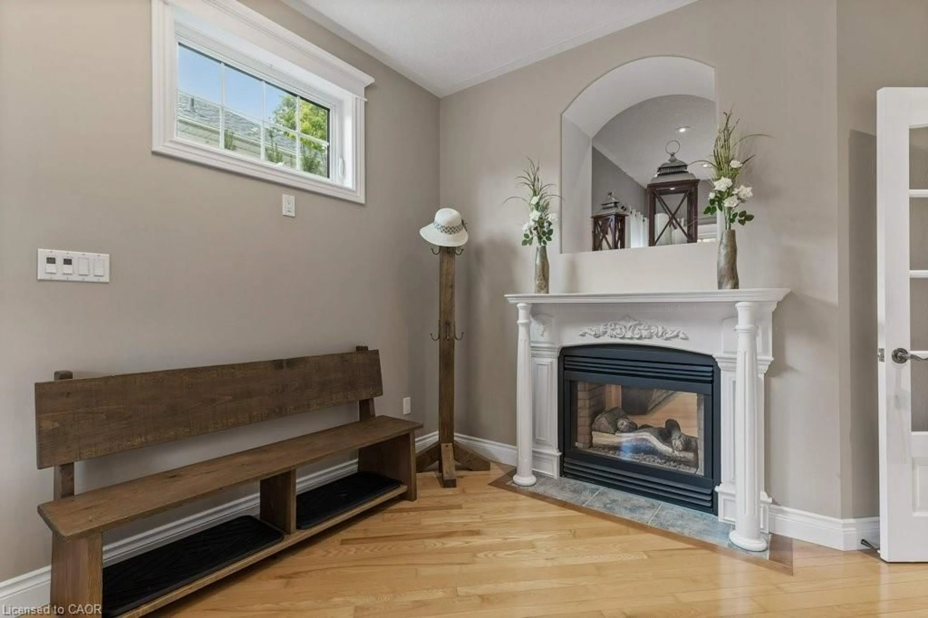 Living room with furniture, wood/laminate floor for 86 Laschinger Blvd, New Hamburg Ontario N3A 2G7