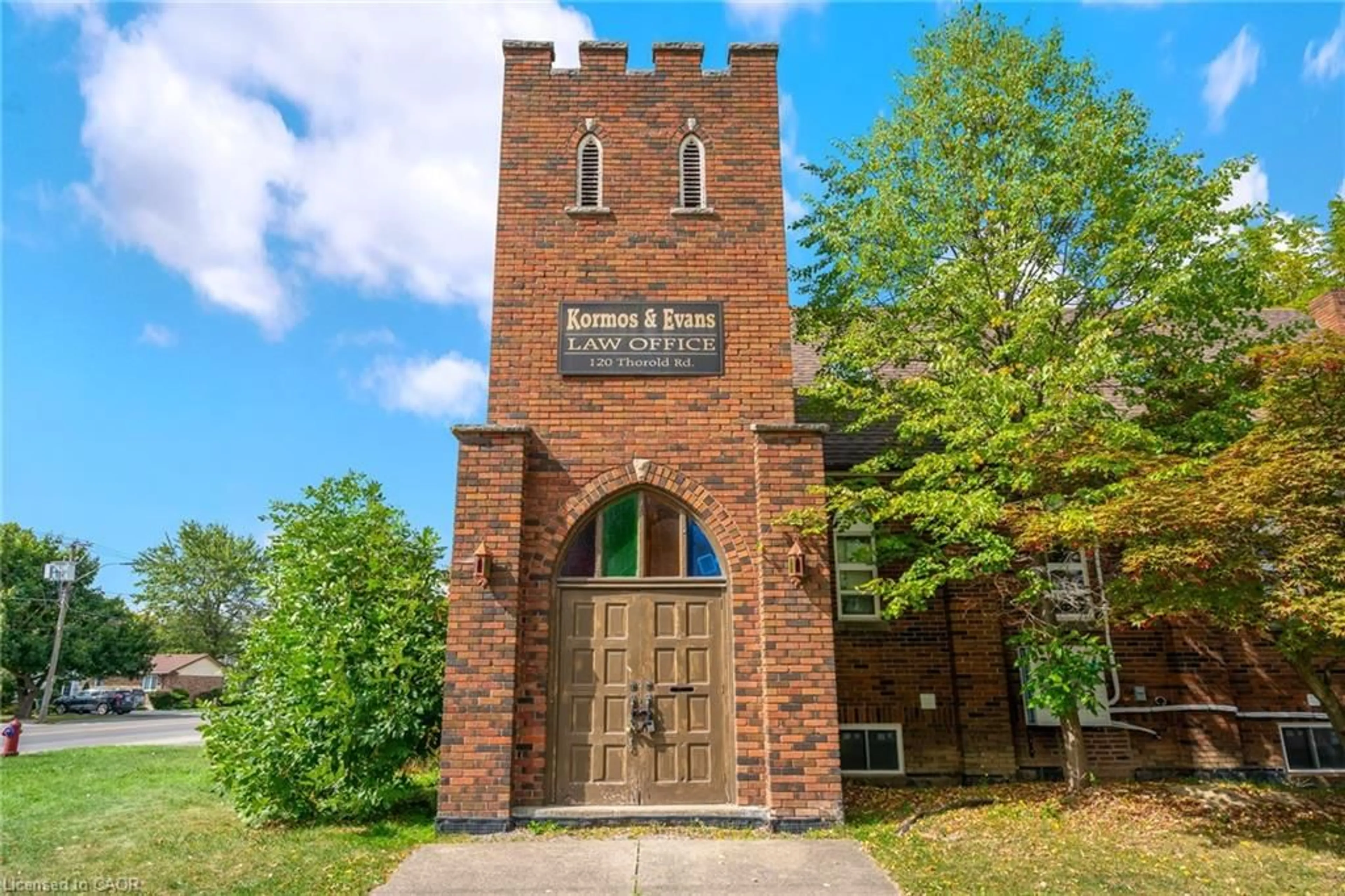 Indoor foyer for 120 Thorold Rd, Welland Ontario L3C 3V3