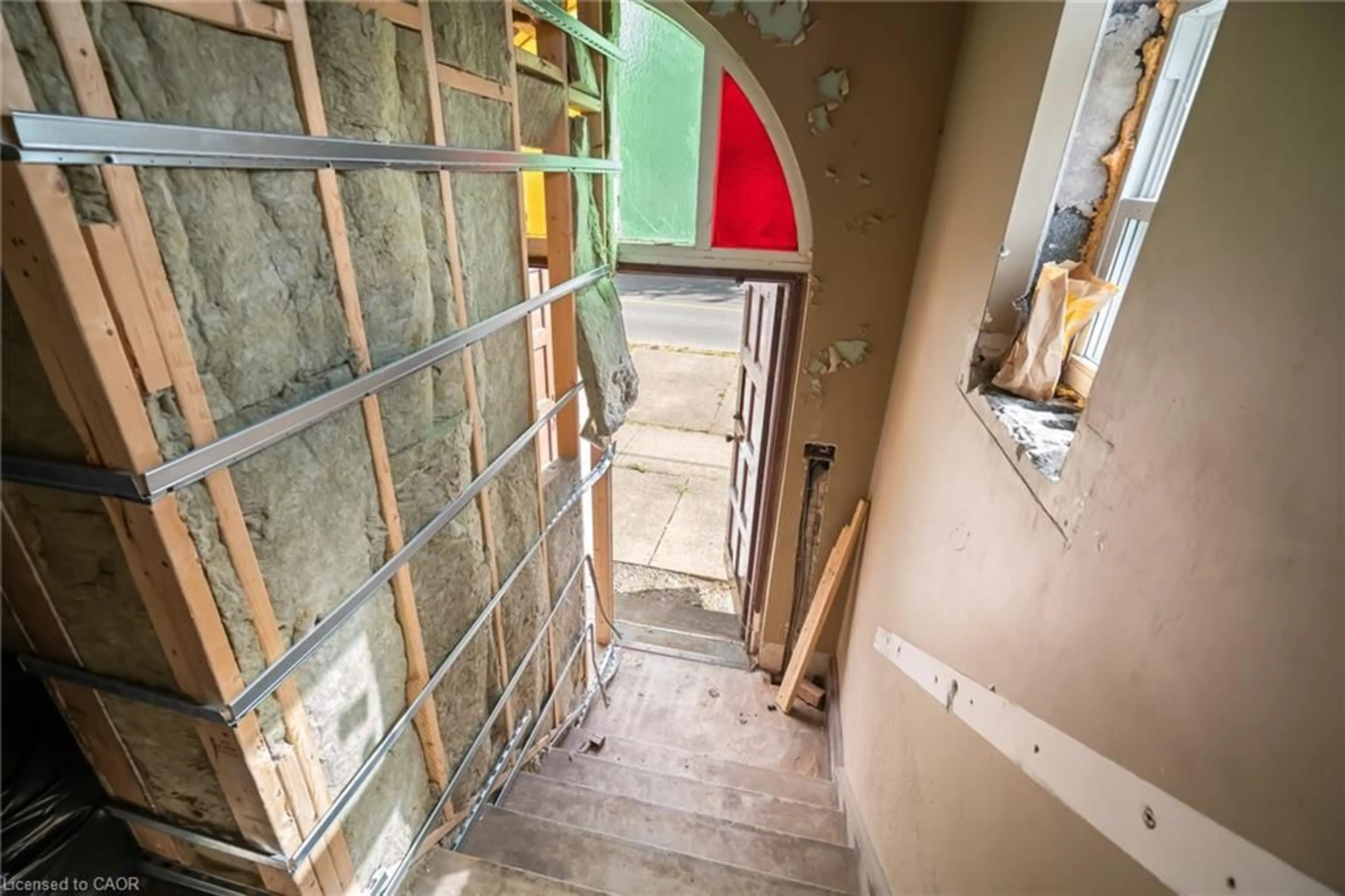 Indoor foyer for 120 Thorold Rd, Welland Ontario L3C 3V3