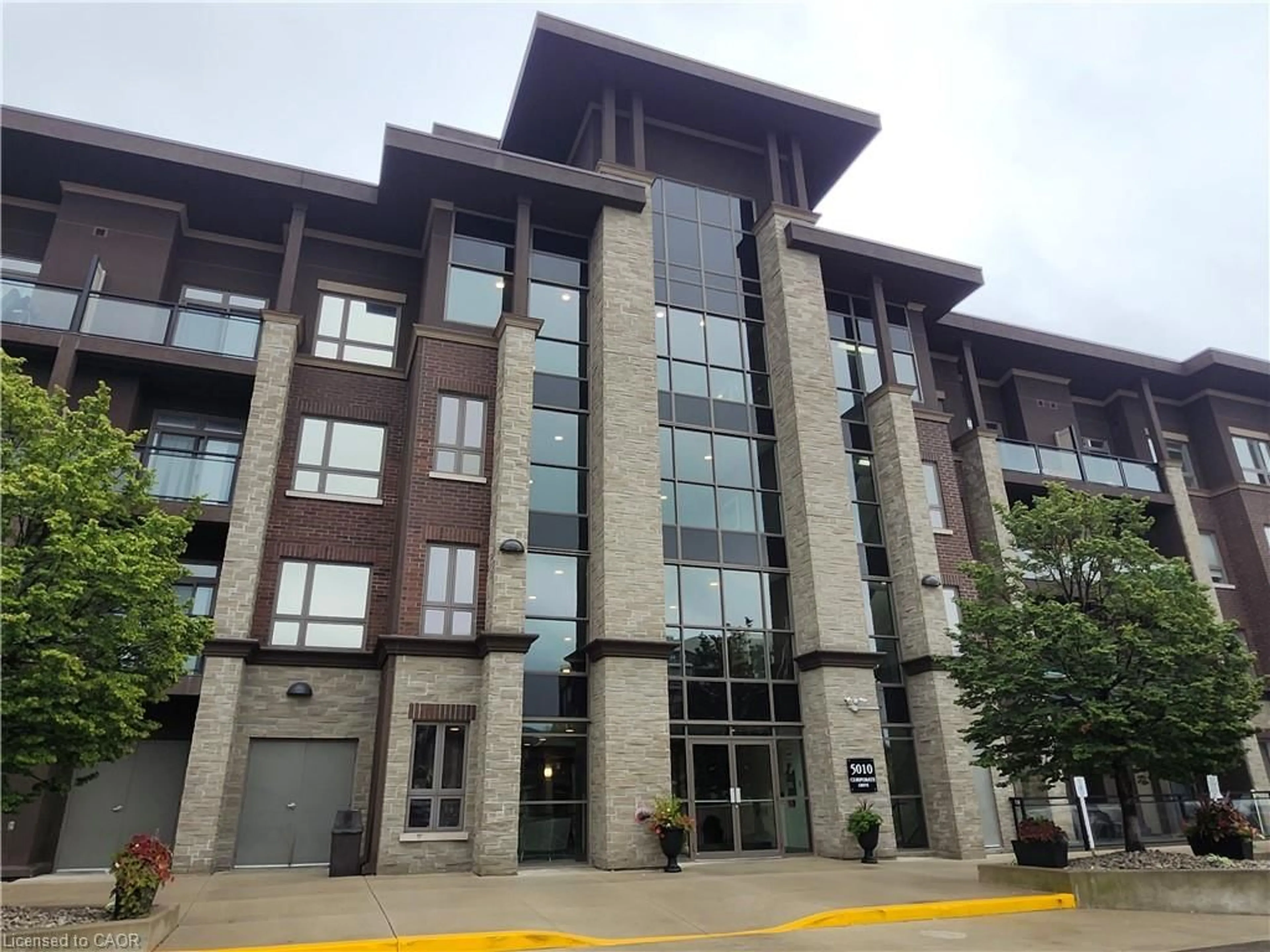 Indoor foyer for 5010 Corporate Dr #317, Burlington Ontario L7H 0H6