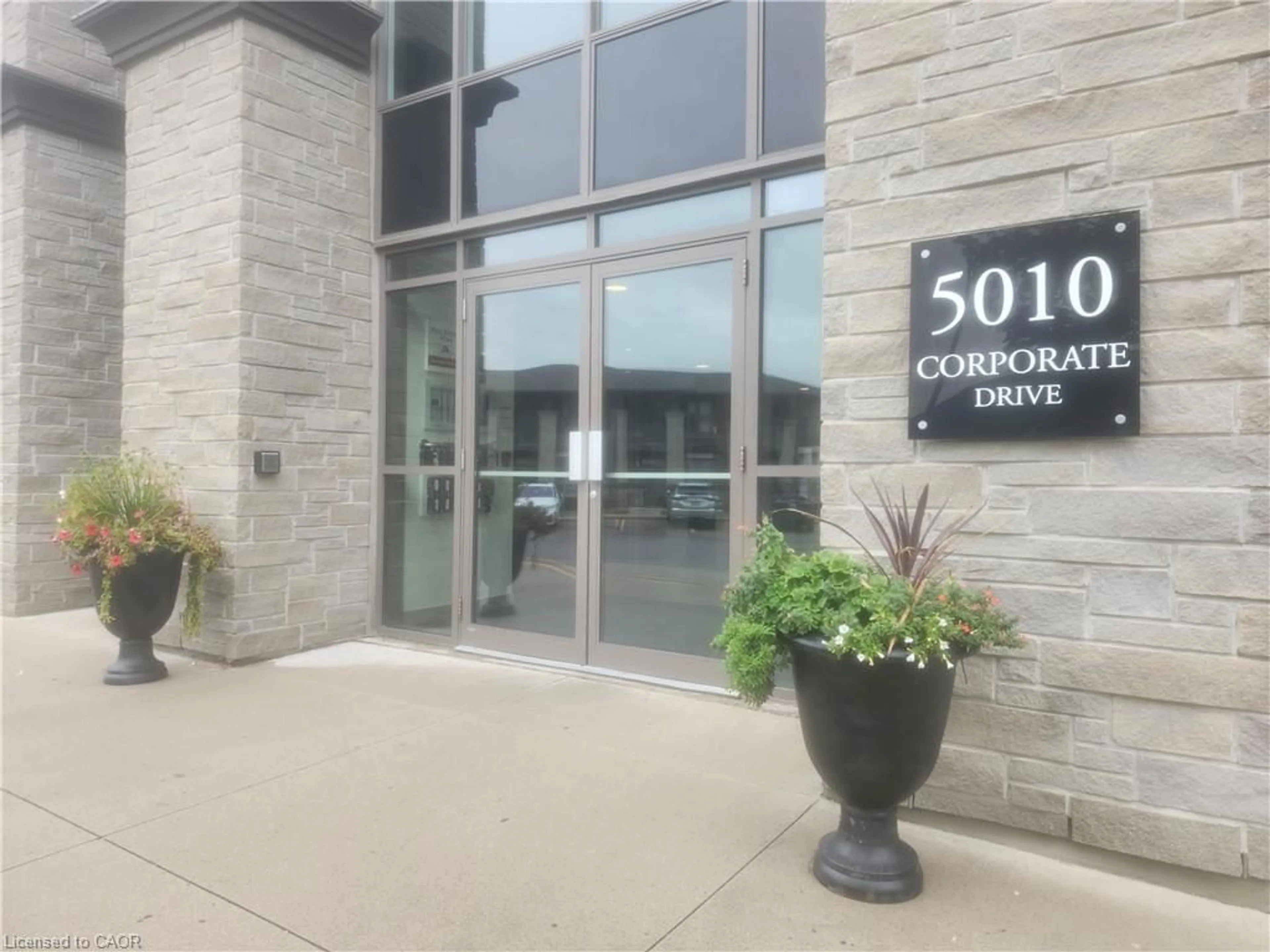 Indoor foyer for 5010 Corporate Dr #317, Burlington Ontario L7H 0H6