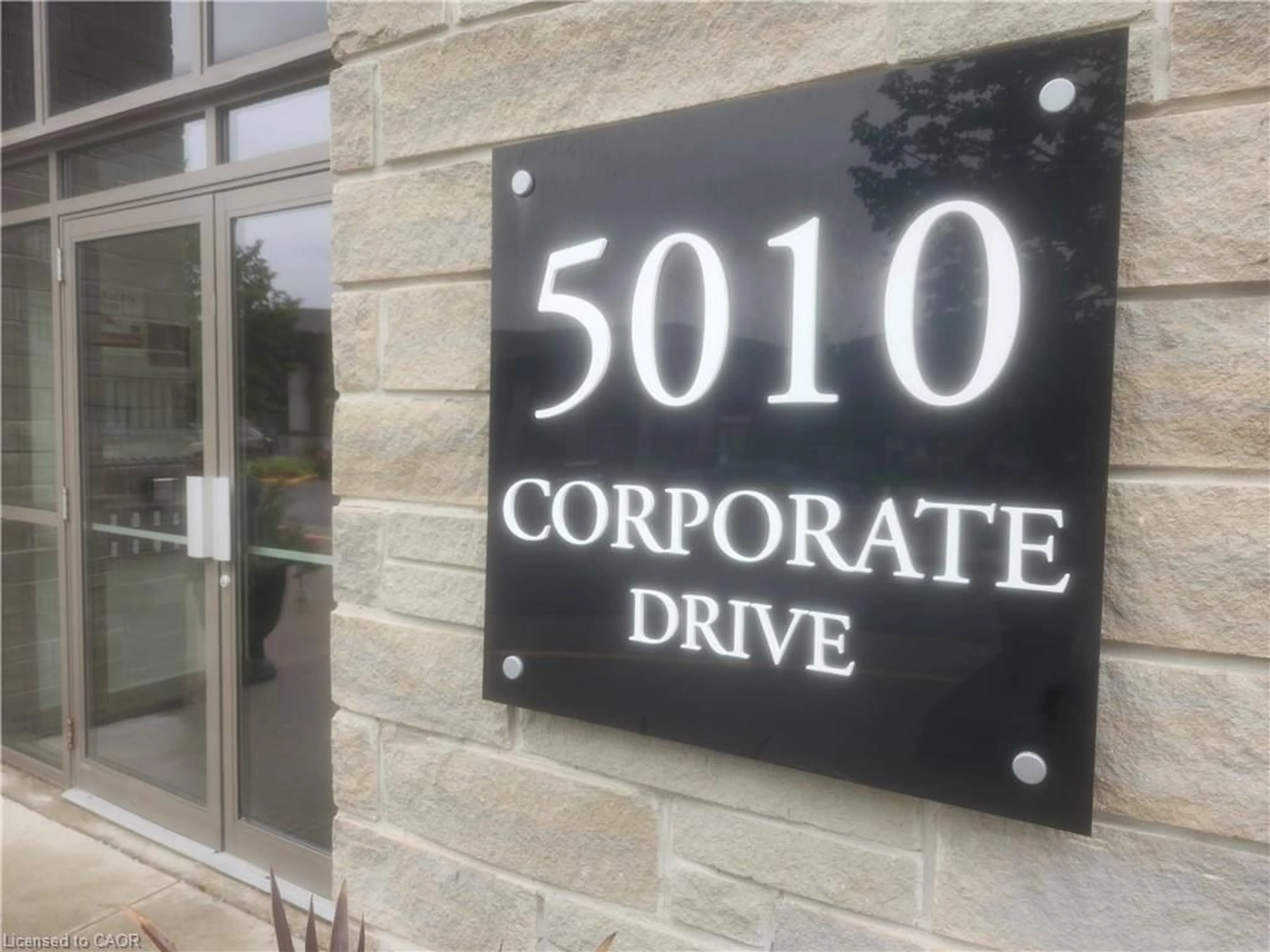 Indoor foyer for 5010 Corporate Dr #317, Burlington Ontario L7H 0H6