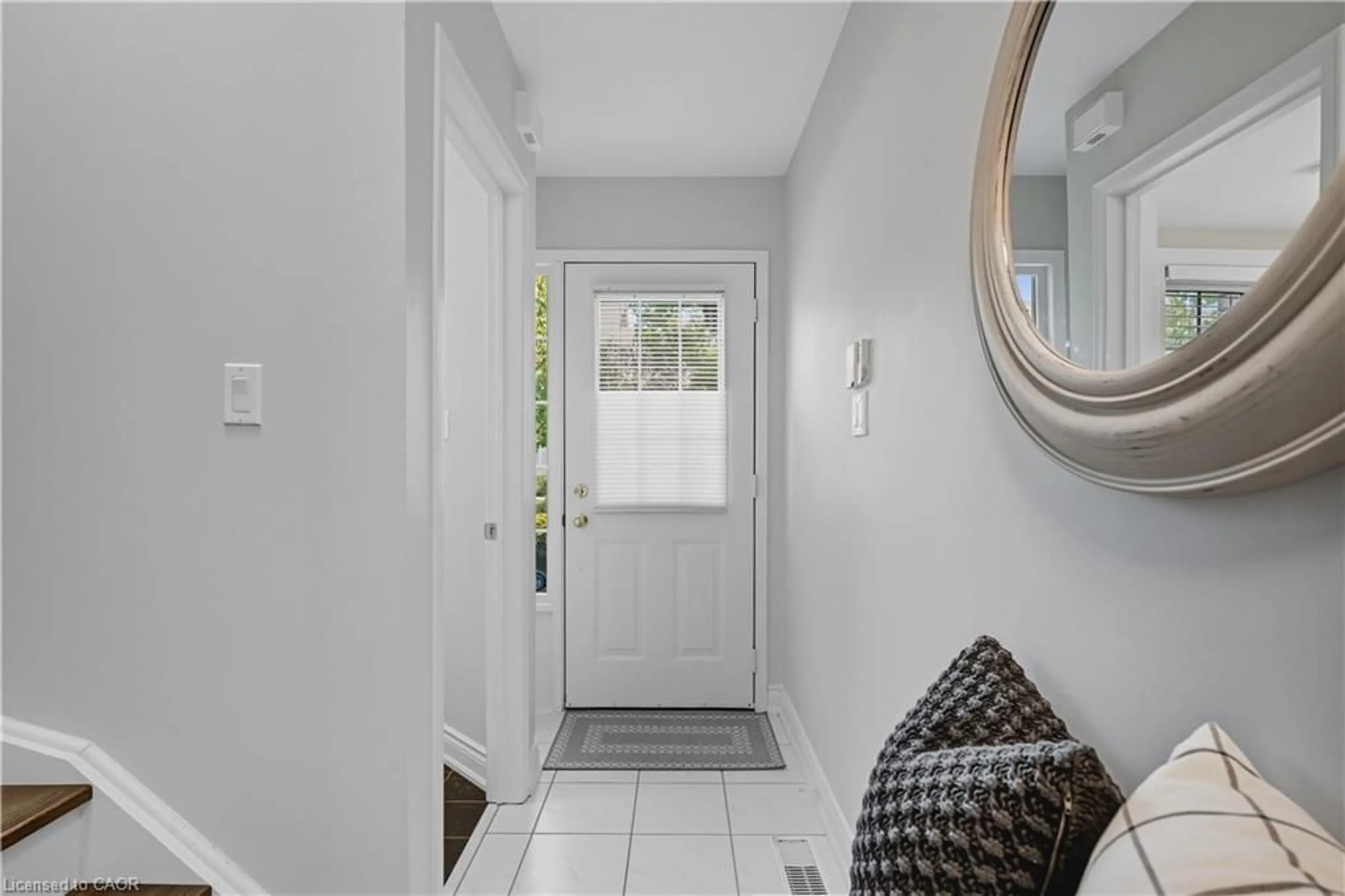 Indoor entryway for 3333 New St #92, Burlington Ontario L7N 1N1