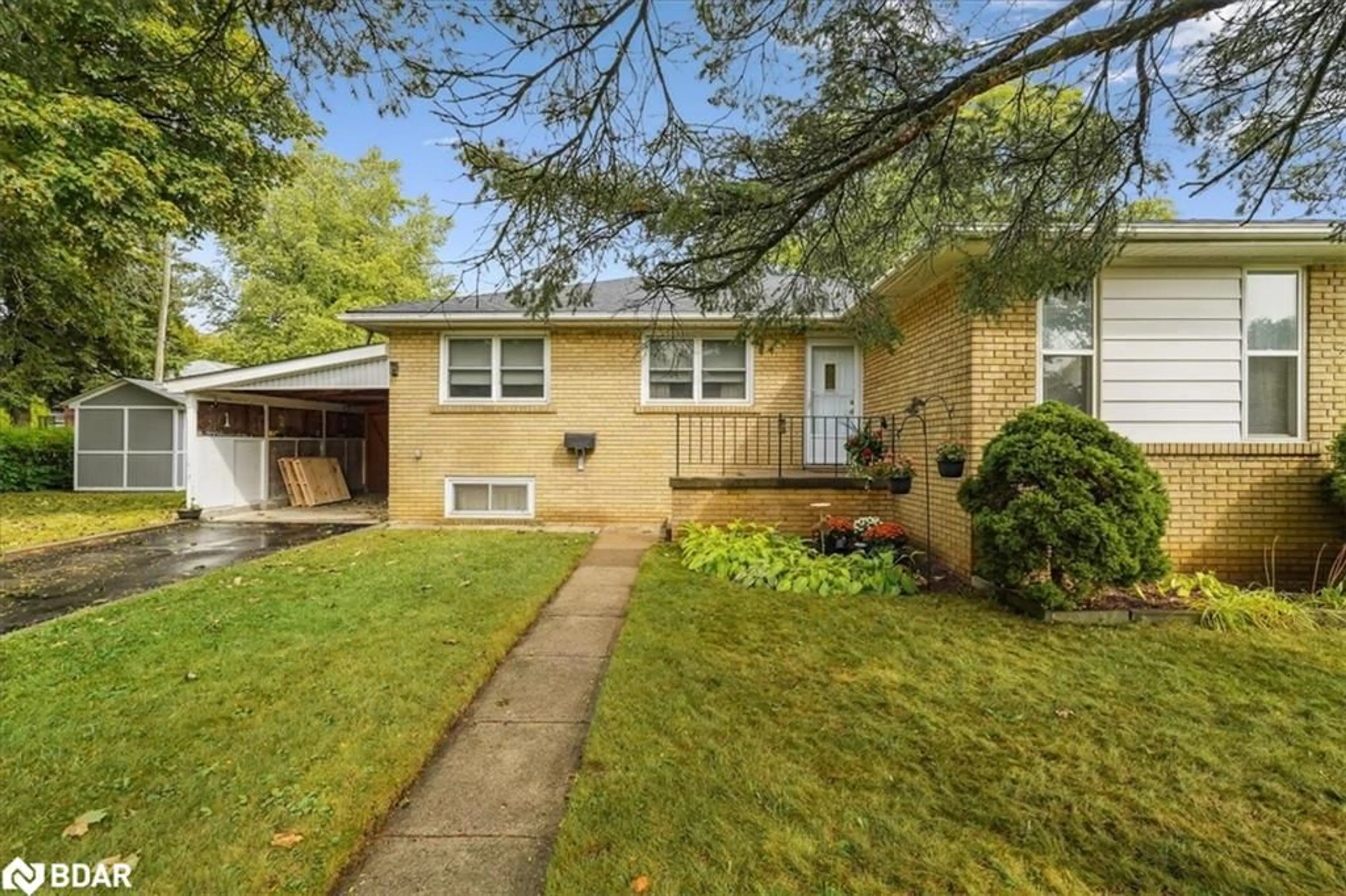 Home with vinyl exterior material, street for 195 Toynbee Trail, Toronto Ontario M1E 1G5