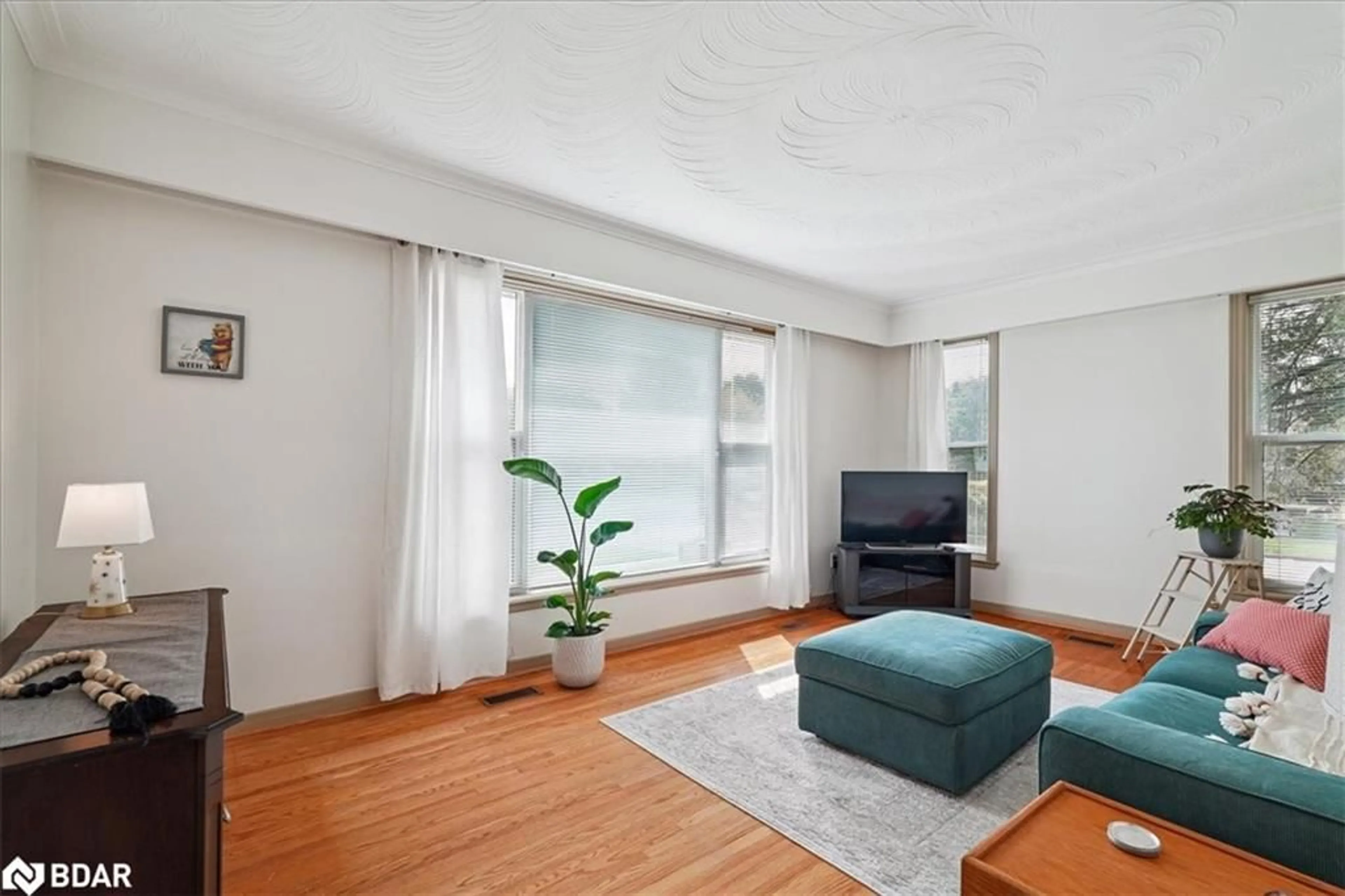 Living room with furniture, unknown for 195 Toynbee Trail, Toronto Ontario M1E 1G5