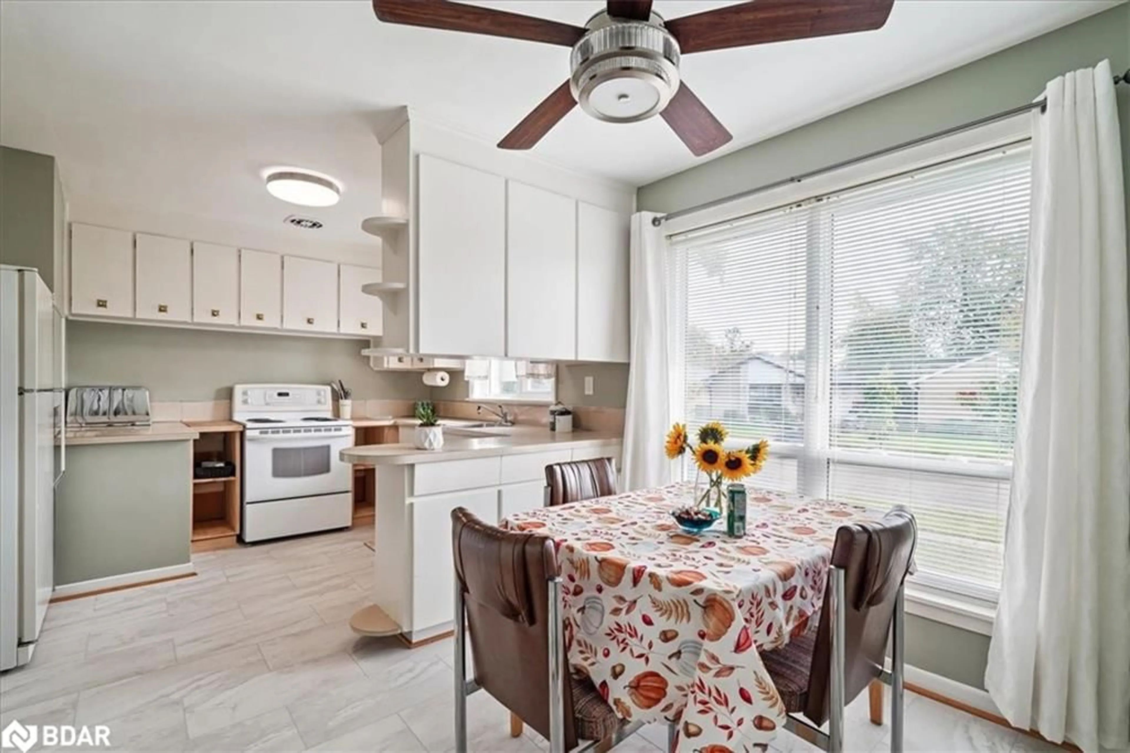 Open concept kitchen, ceramic/tile floor for 195 Toynbee Trail, Toronto Ontario M1E 1G5