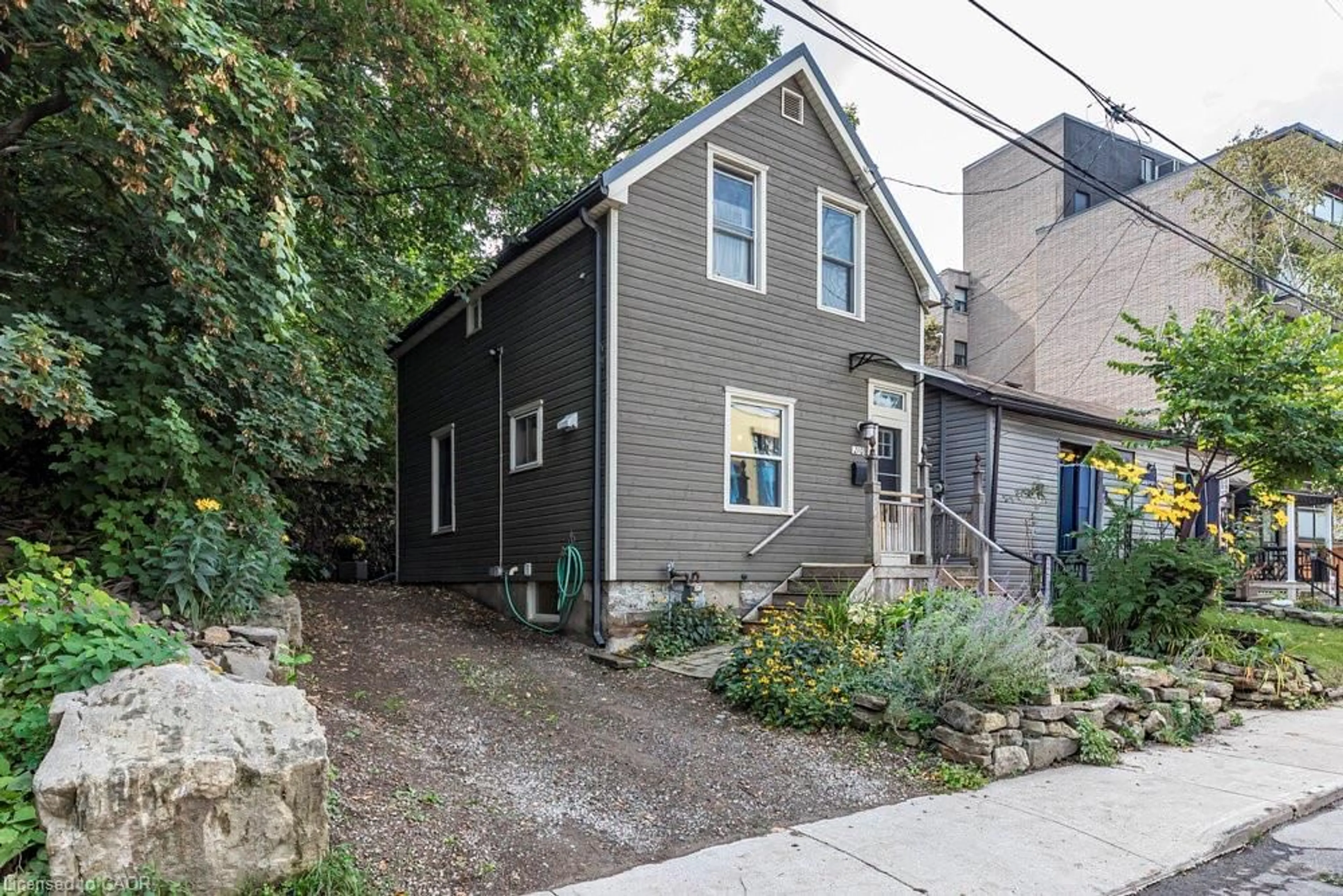 Patio, street for 210 Charlton Ave, Hamilton Ontario L8N 1Z1