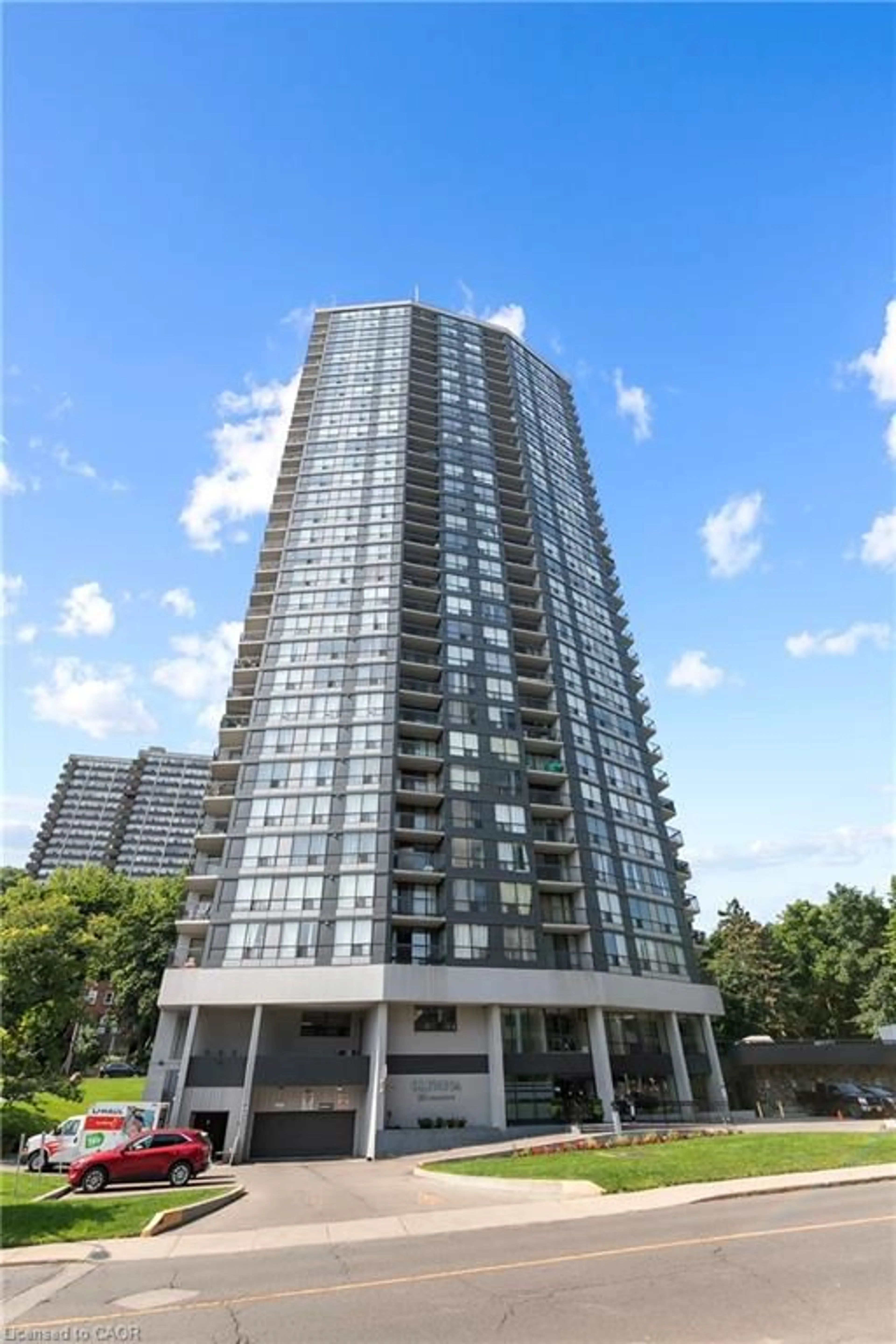 Indoor foyer for 150 Charlton Ave #2206, Hamilton Ontario L8N 3X3
