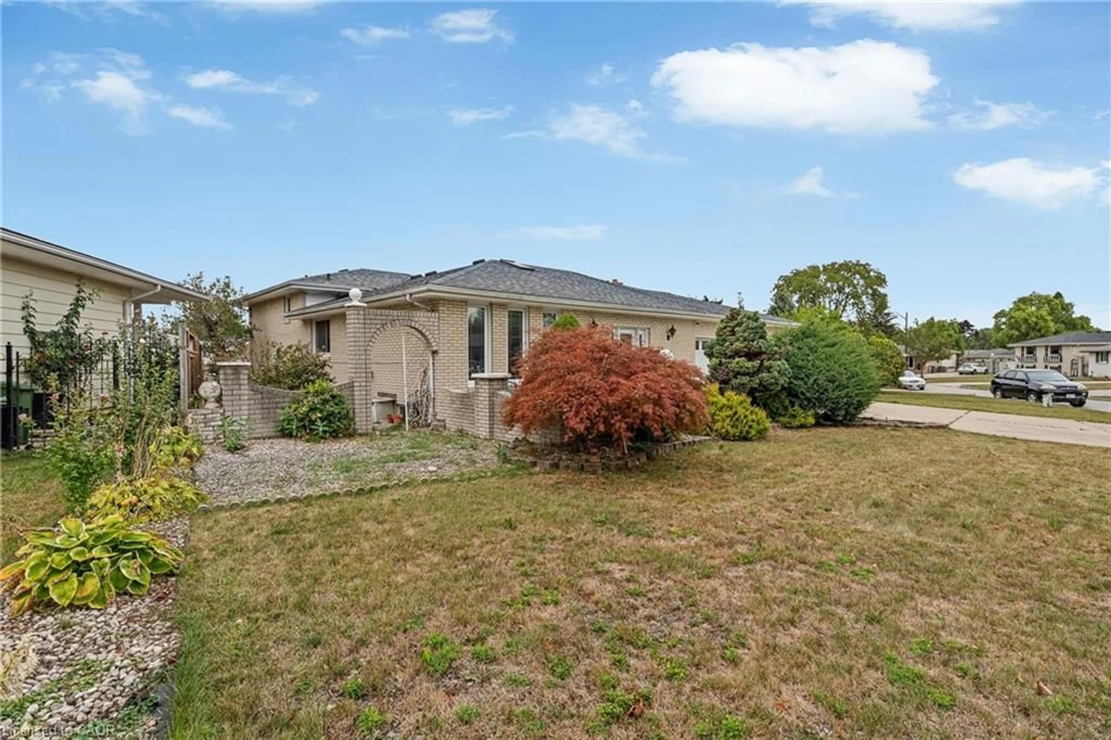 A pic from outside/outdoor area/front of a property/back of a property/a pic from drone, unknown for 10615 Keating Cres, Windsor Ontario N8R 1T6