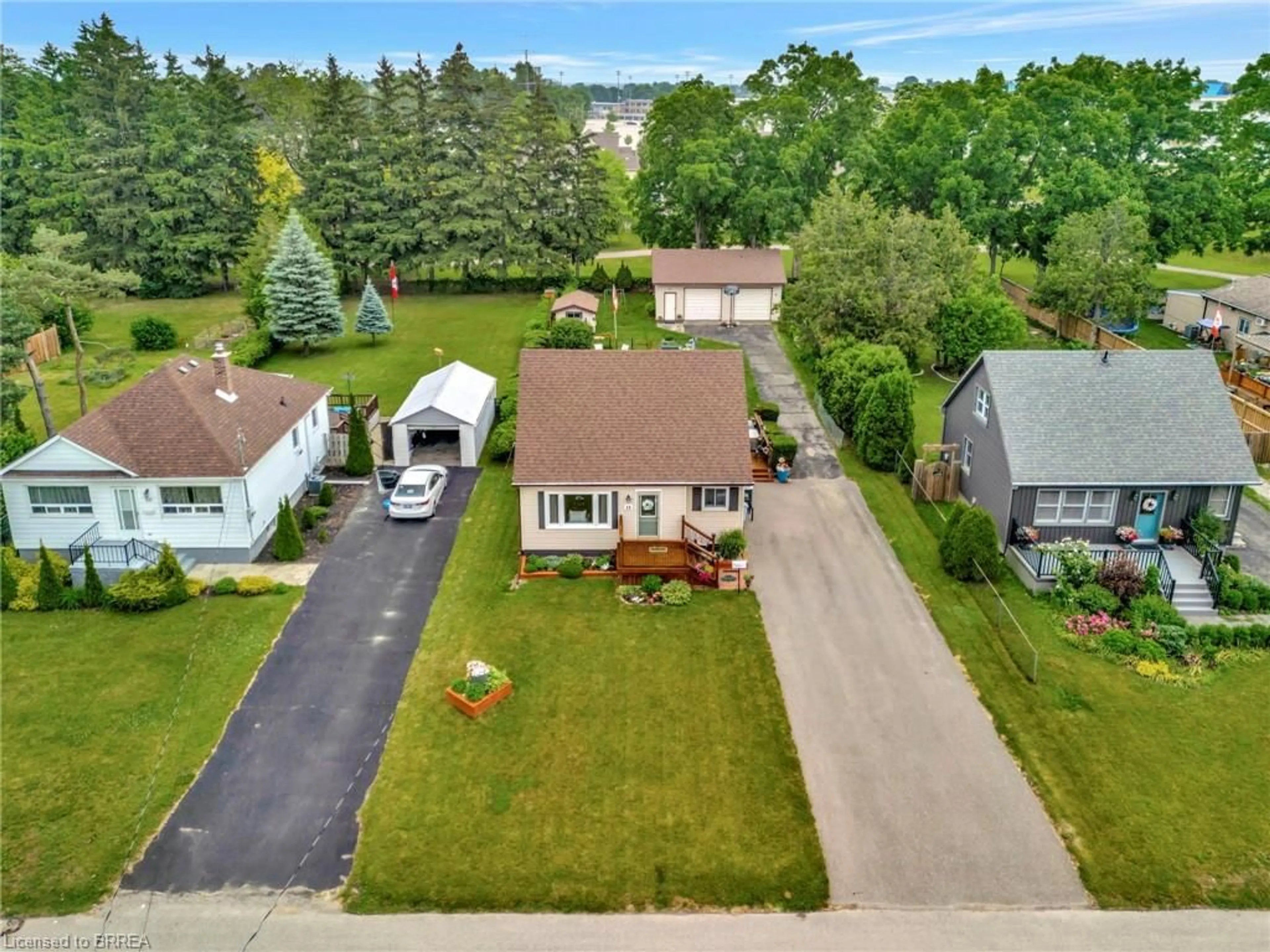 A pic from outside/outdoor area/front of a property/back of a property/a pic from drone, street for 48 Willow Dr, Brantford Ontario N3R 2W4