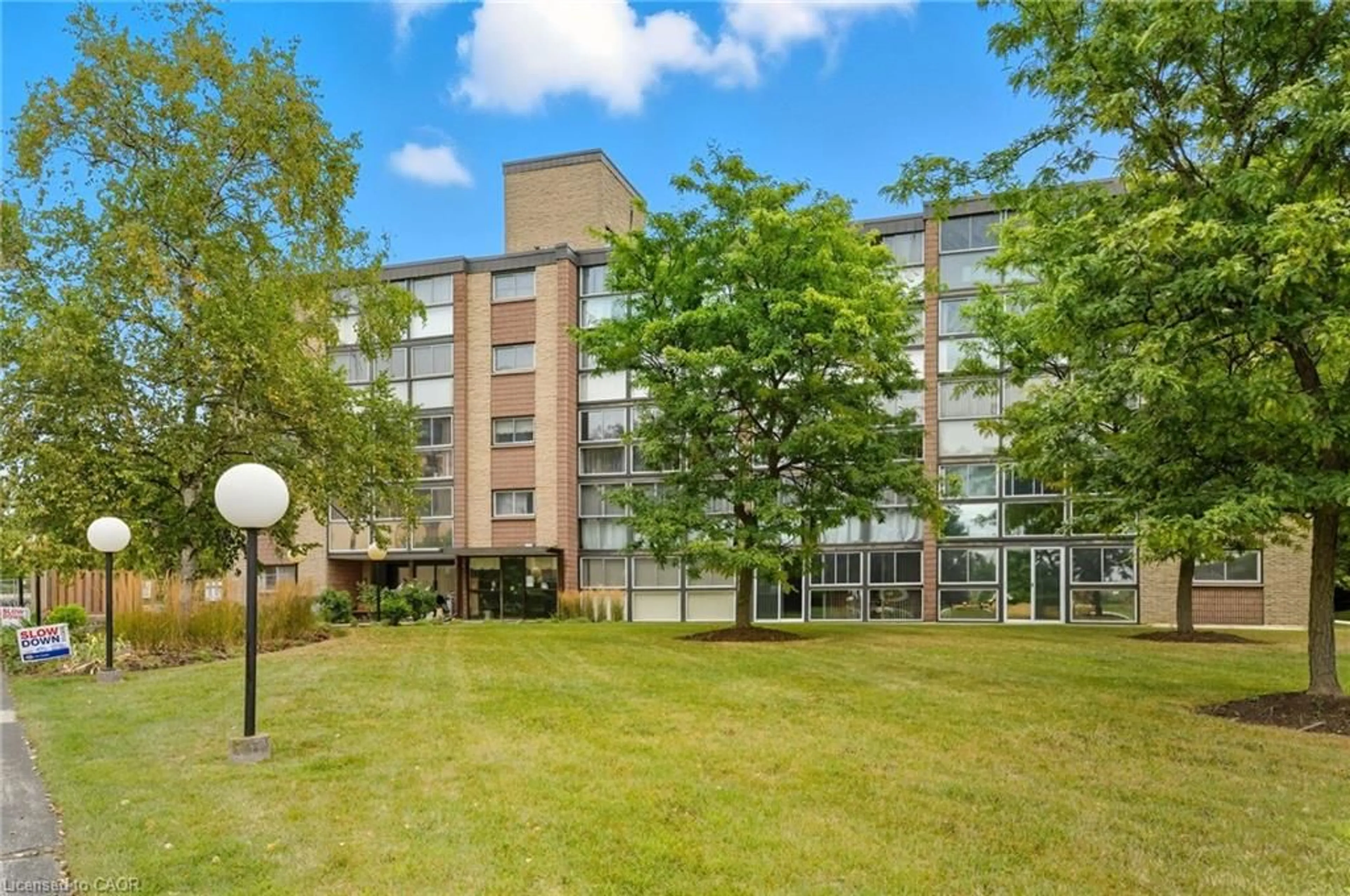 Patio, building for 400 Champlain Blvd #305, Cambridge Ontario N1R 7J6