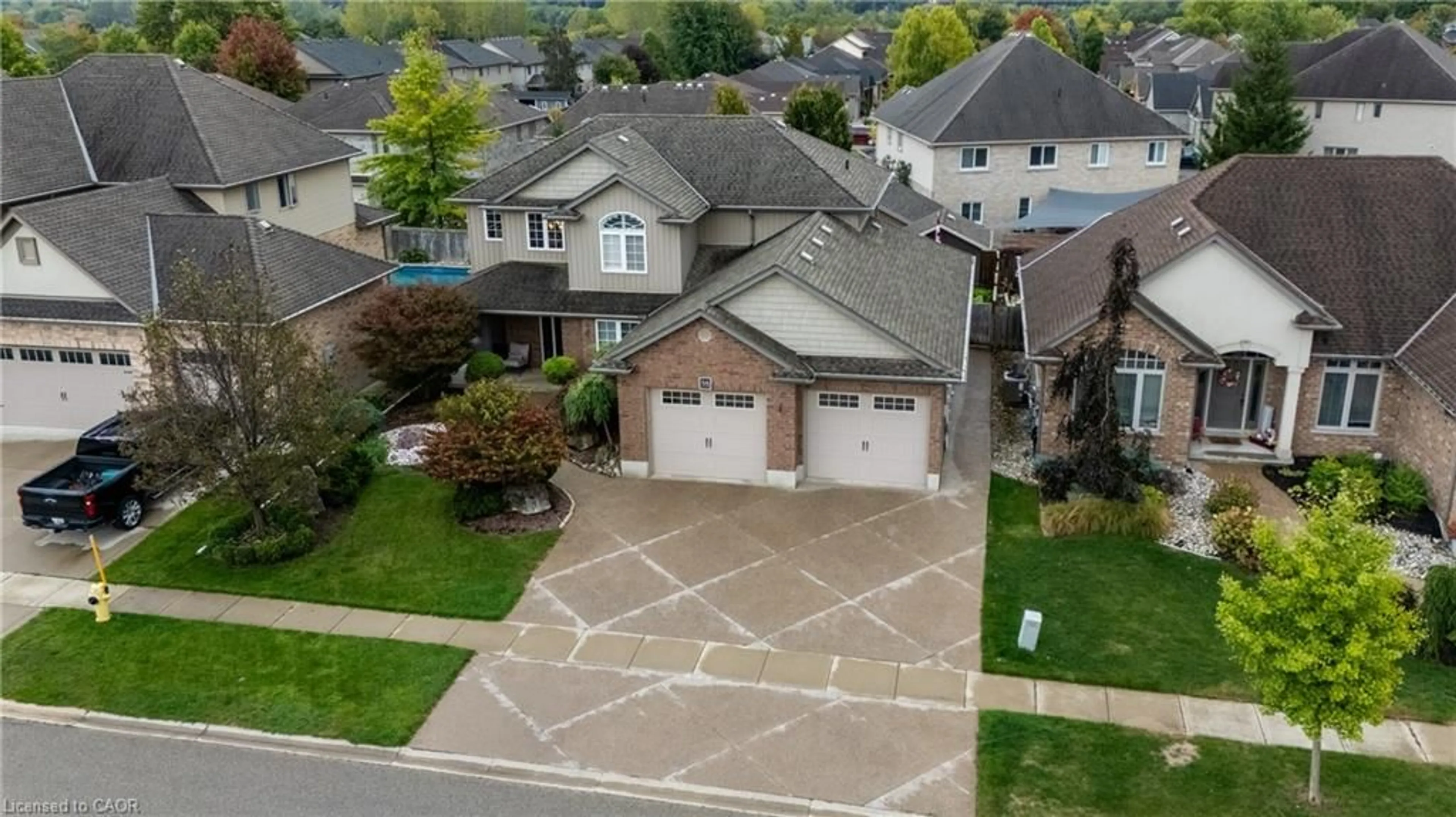 A pic from outside/outdoor area/front of a property/back of a property/a pic from drone, street for 38 Westview Crt, Woodstock Ontario N4T 0B8